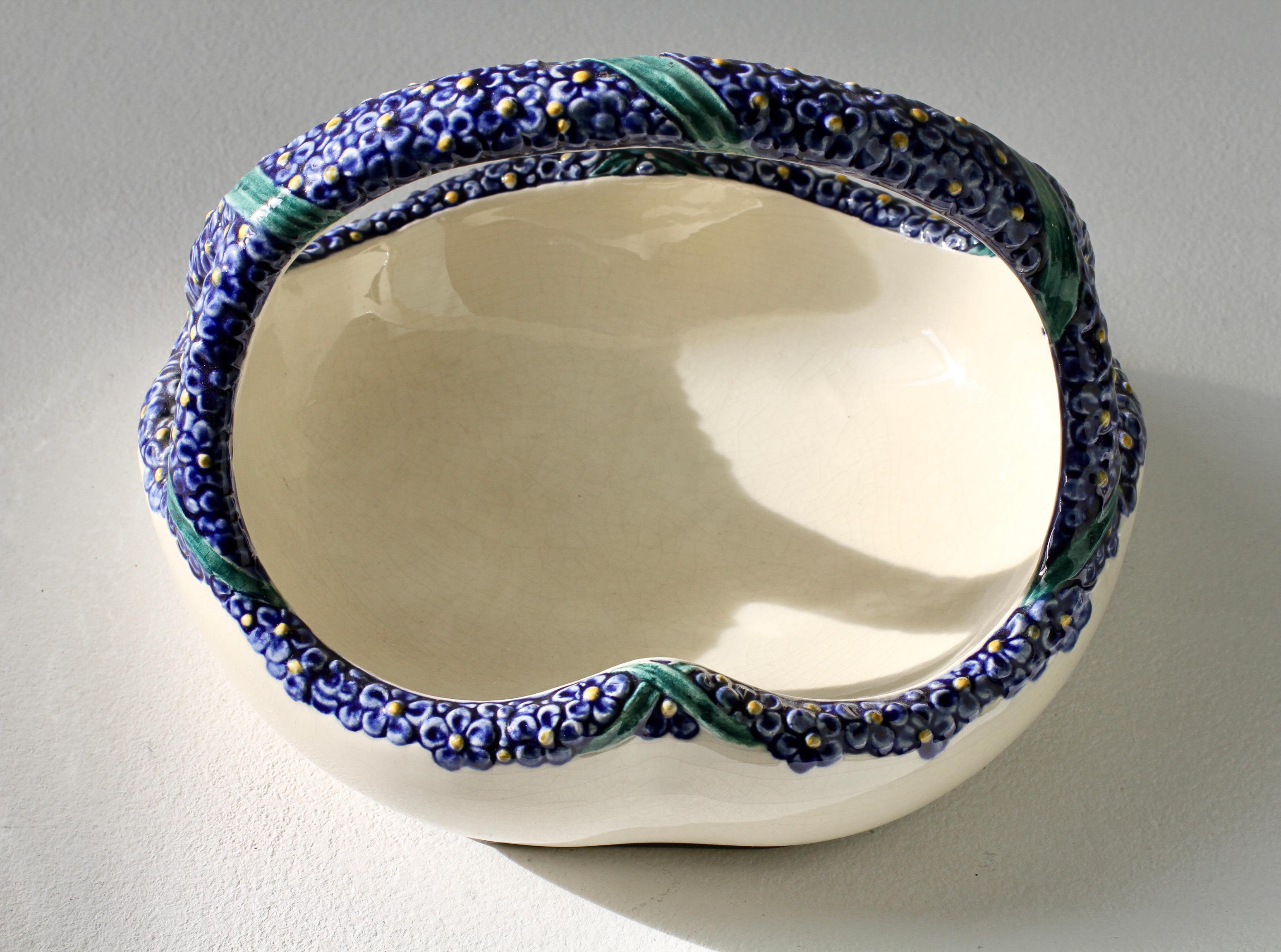 Wilhelm Süß para Karlsruher Majolika Art Nouveau Cuenco cesta con flores azules c. 1910 en venta 9