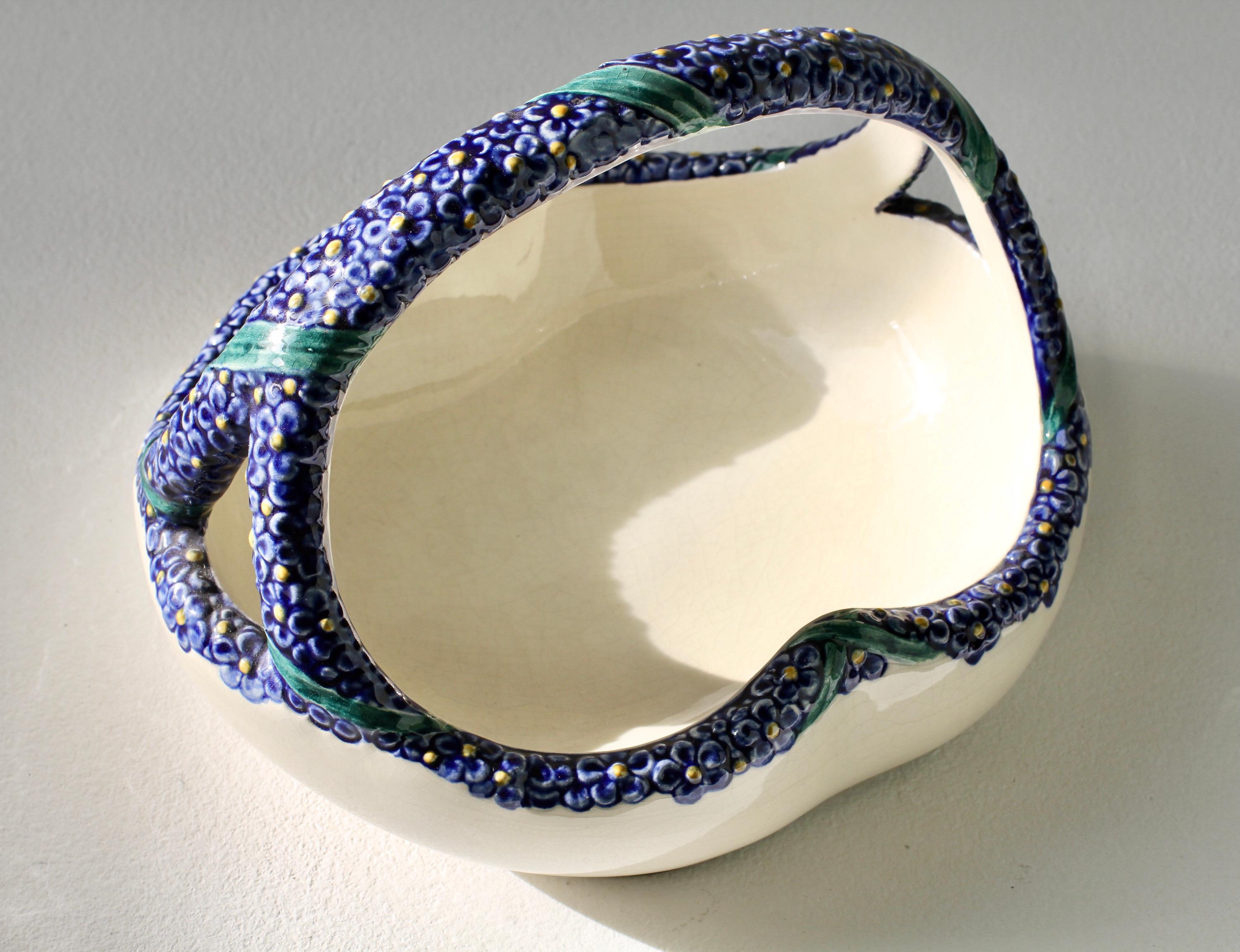Wilhelm Süß para Karlsruher Majolika Art Nouveau Cuenco cesta con flores azules c. 1910 en venta 10