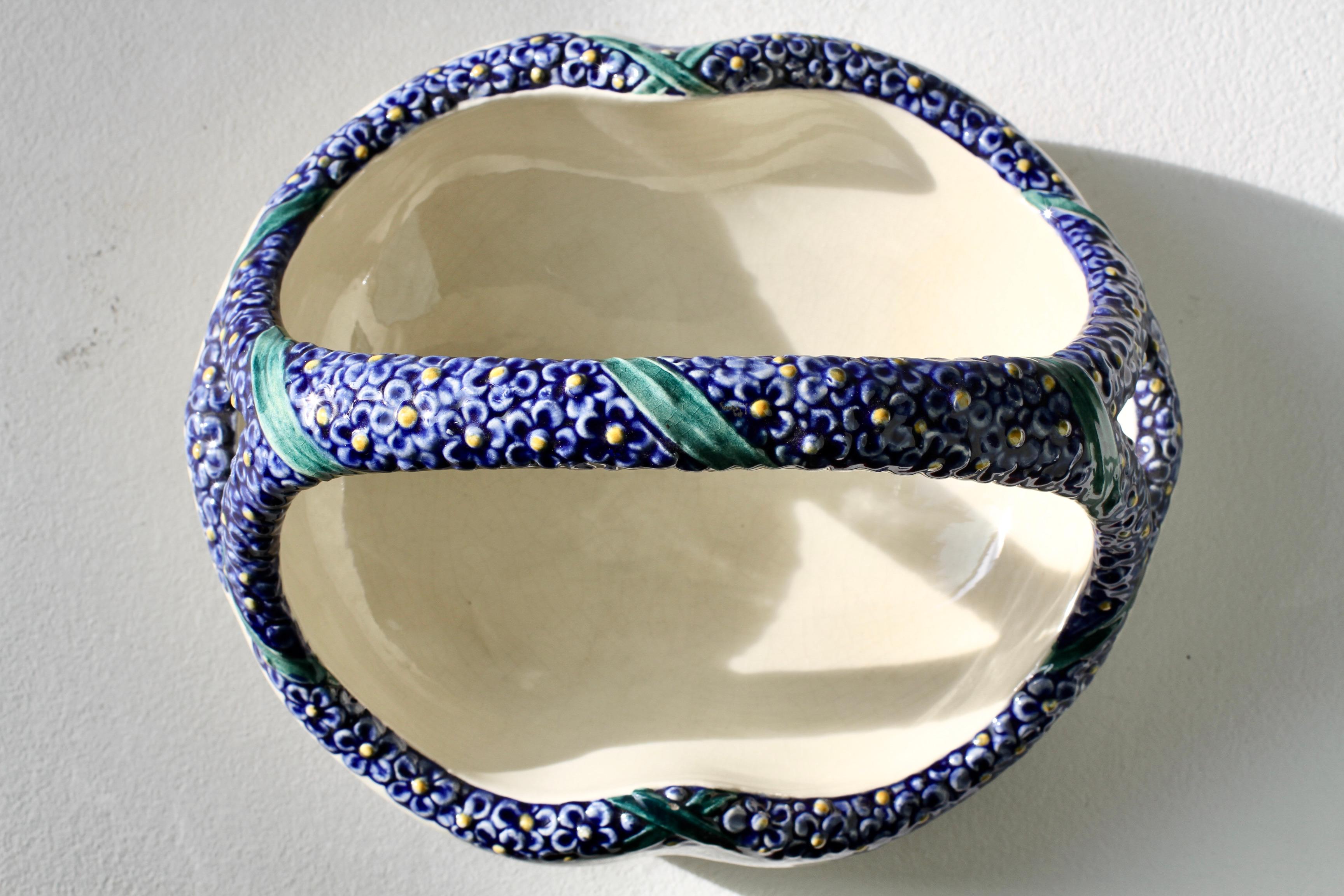 Wilhelm Süß para Karlsruher Majolika Art Nouveau Cuenco cesta con flores azules c. 1910 en venta 11