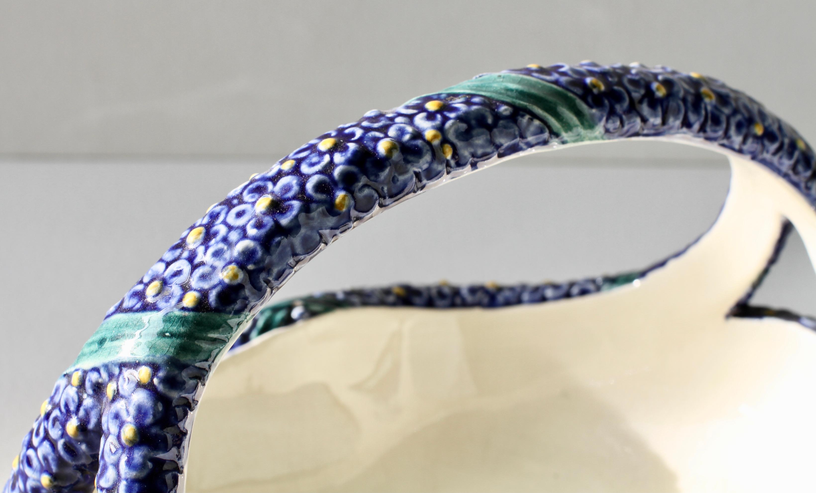 Wilhelm Süß para Karlsruher Majolika Art Nouveau Cuenco cesta con flores azules c. 1910 en venta 12