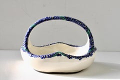 Wilhelm Süß für Karlsruher Majolika Jugendstil Schale mit blauem Blumenkorb um 1910