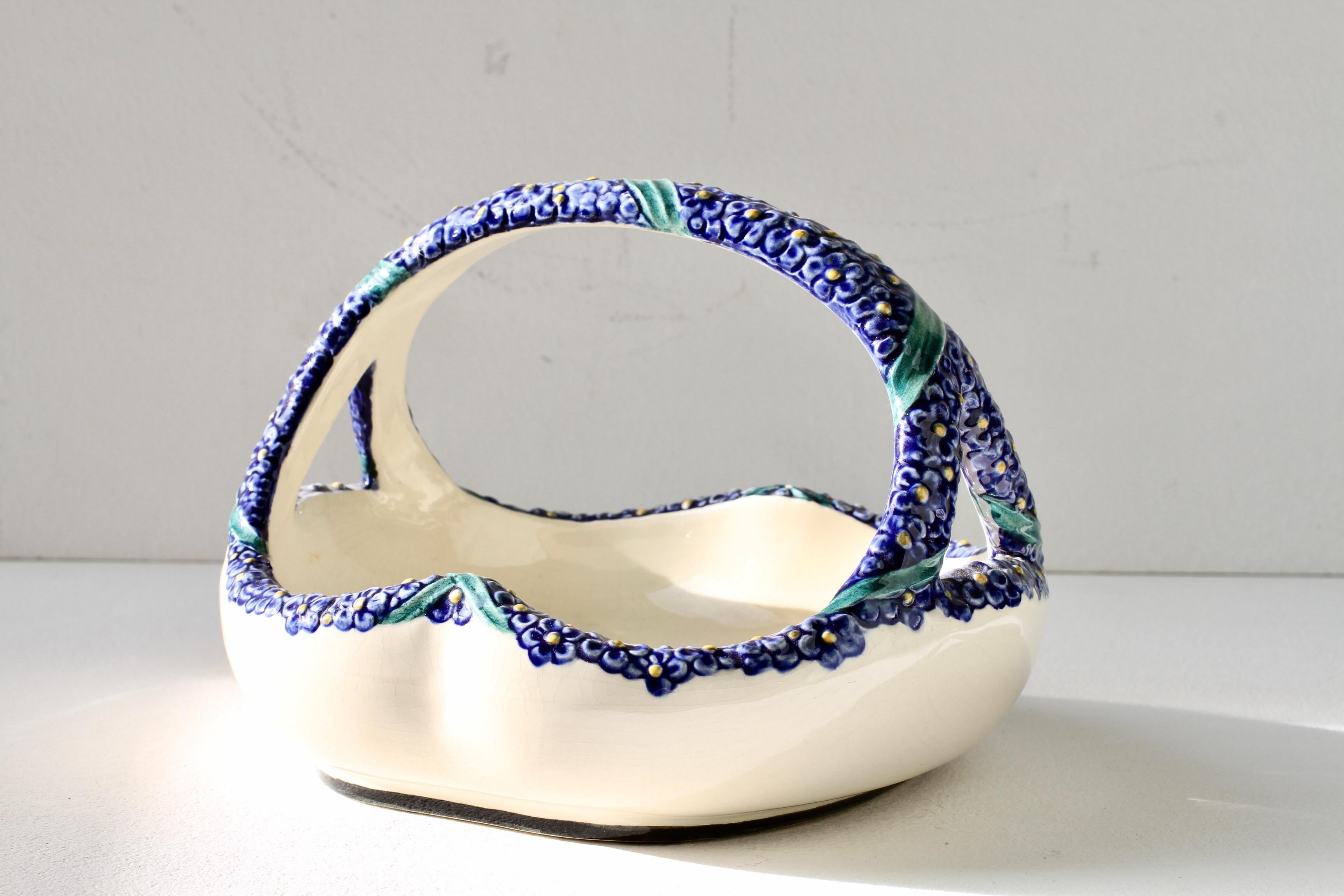 Wilhelm Süß para Karlsruher Majolika Art Nouveau Cuenco cesta con flores azules c. 1910 Alemán en venta
