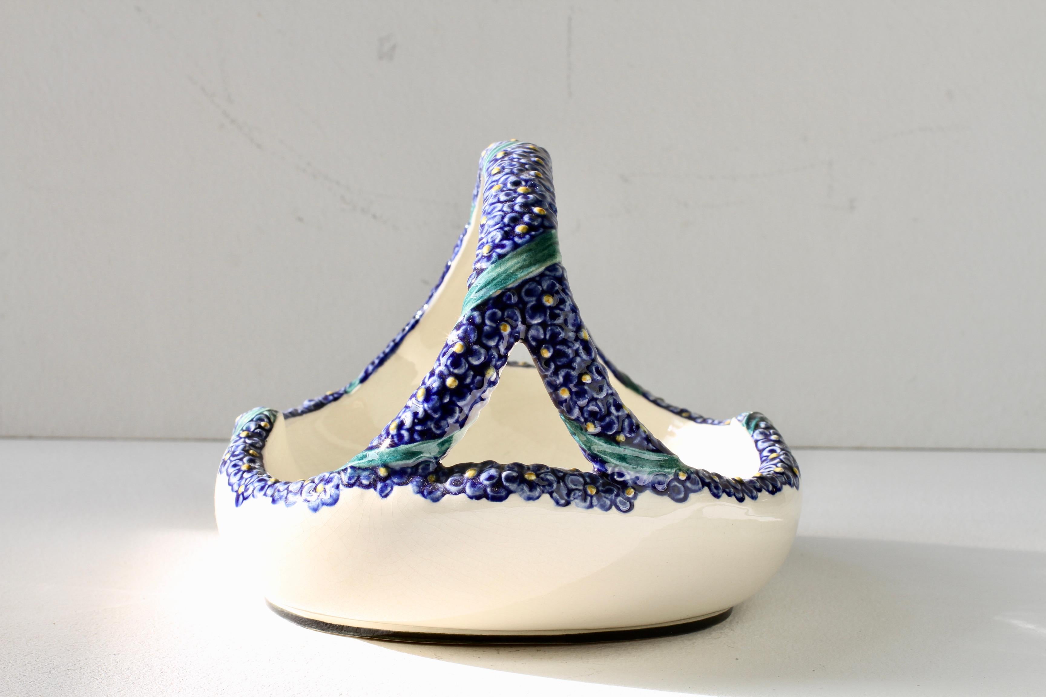 Wilhelm Süß para Karlsruher Majolika Art Nouveau Cuenco cesta con flores azules c. 1910 Glaseado en venta