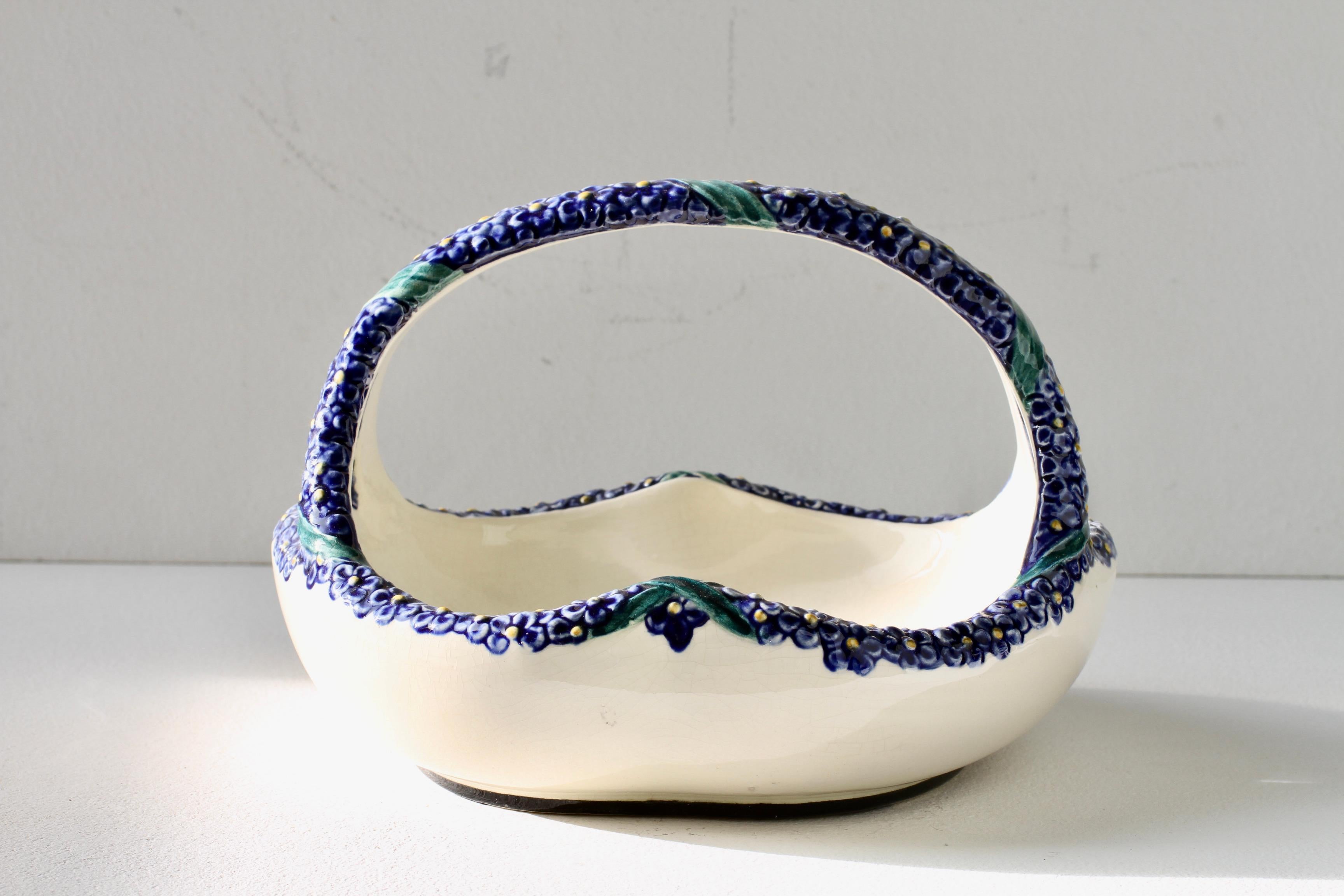 Wilhelm Süß para Karlsruher Majolika Art Nouveau Cuenco cesta con flores azules c. 1910 siglo XX en venta