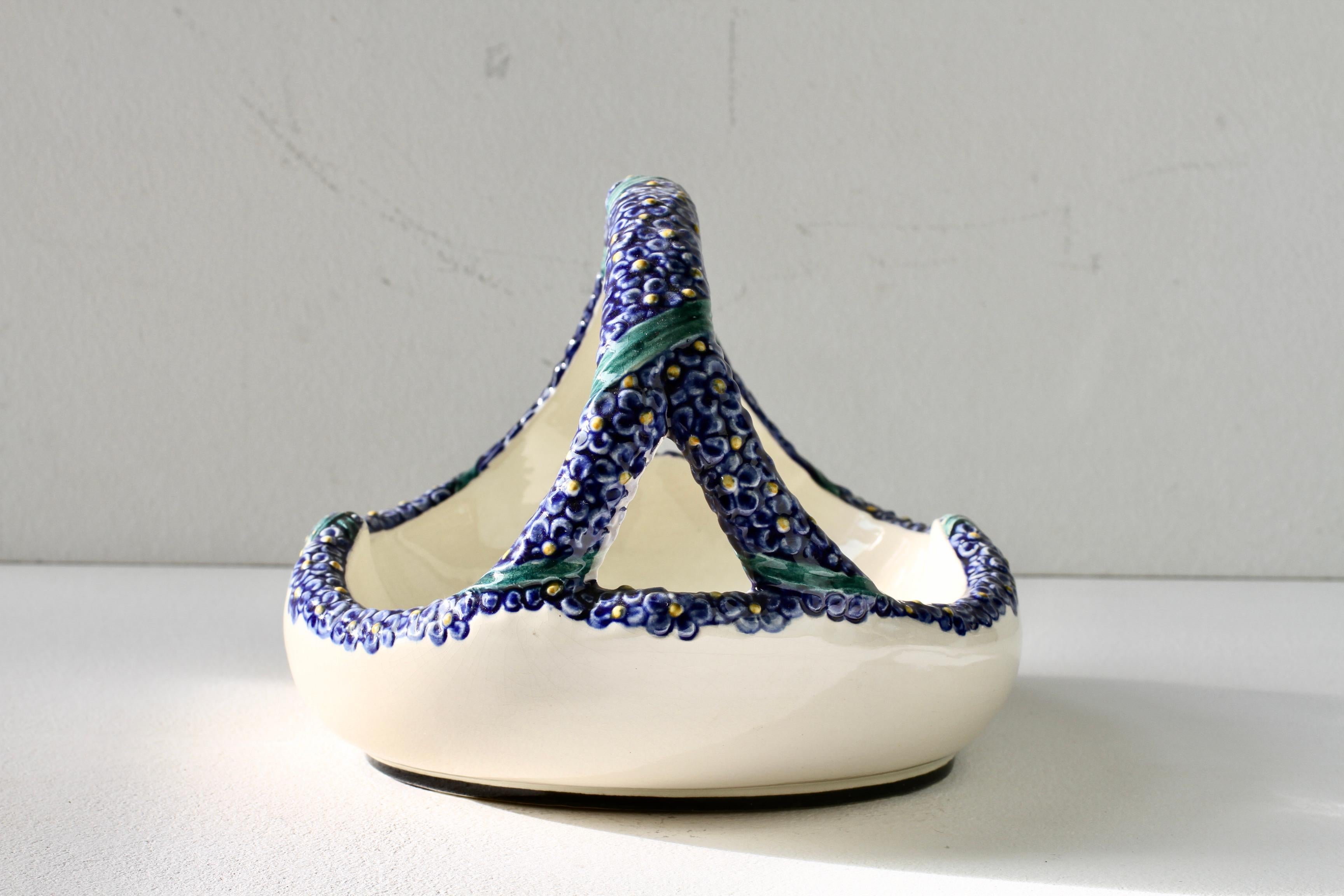 Wilhelm Süß para Karlsruher Majolika Art Nouveau Cuenco cesta con flores azules c. 1910 en venta 1