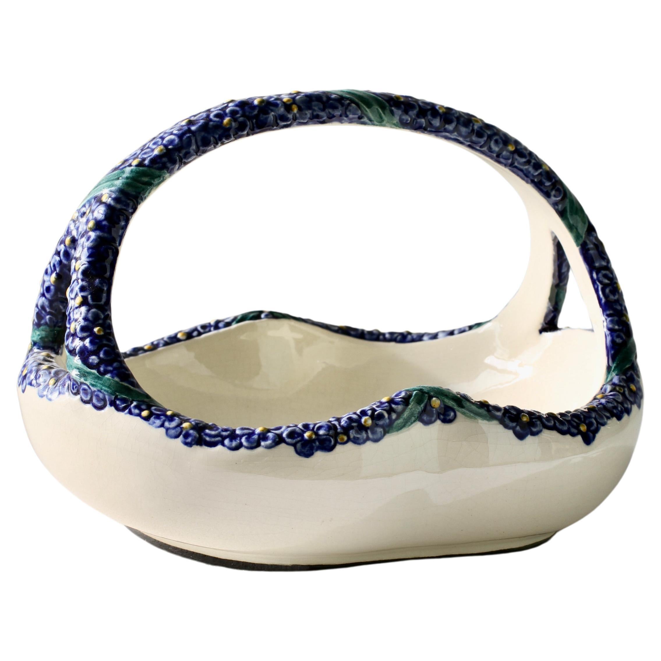 Wilhelm Süß para Karlsruher Majolika Art Nouveau Cuenco cesta con flores azules c. 1910