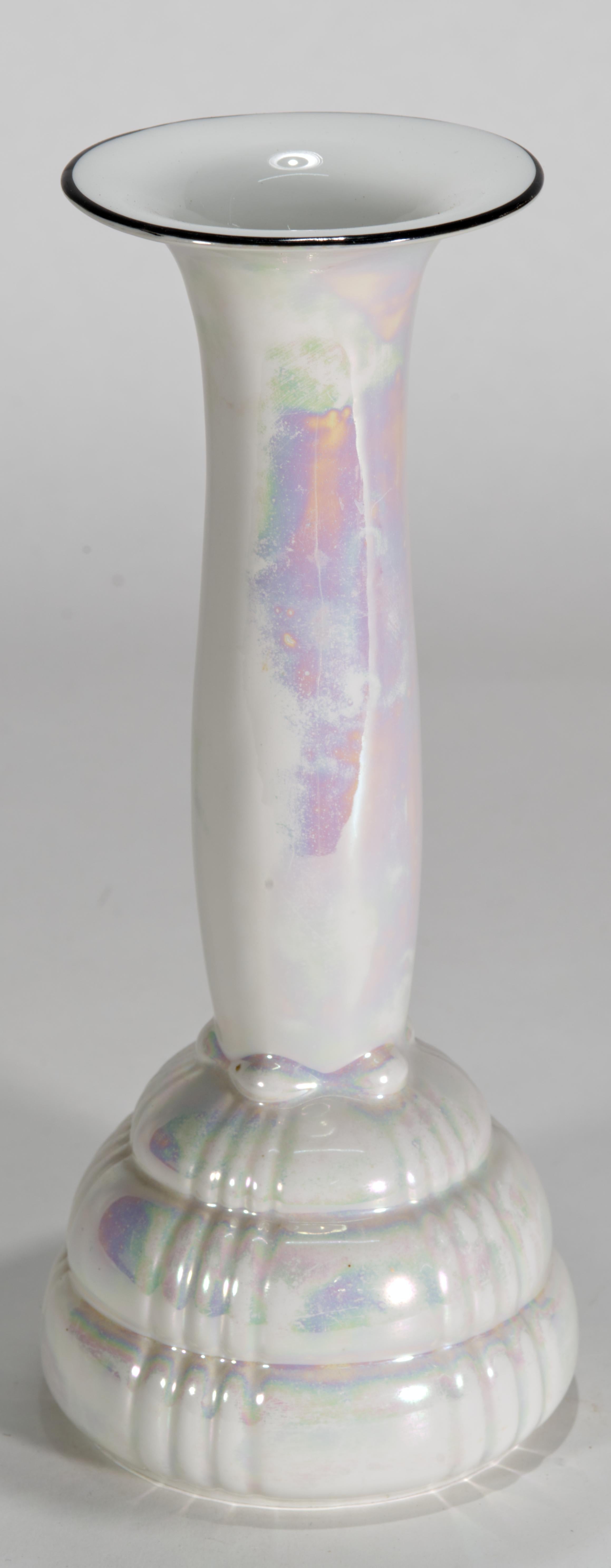 Die antike oder Vintage-Porzellanvase hat einen hohen Hals mit dreifach geripptem Rand im unteren Bereich, der mit grafischen Details aus dünnem, zartem Porzellan akzentuiert ist. Die elegante Art-Déco-Form ist mit weißer Glanzglasur verziert, die