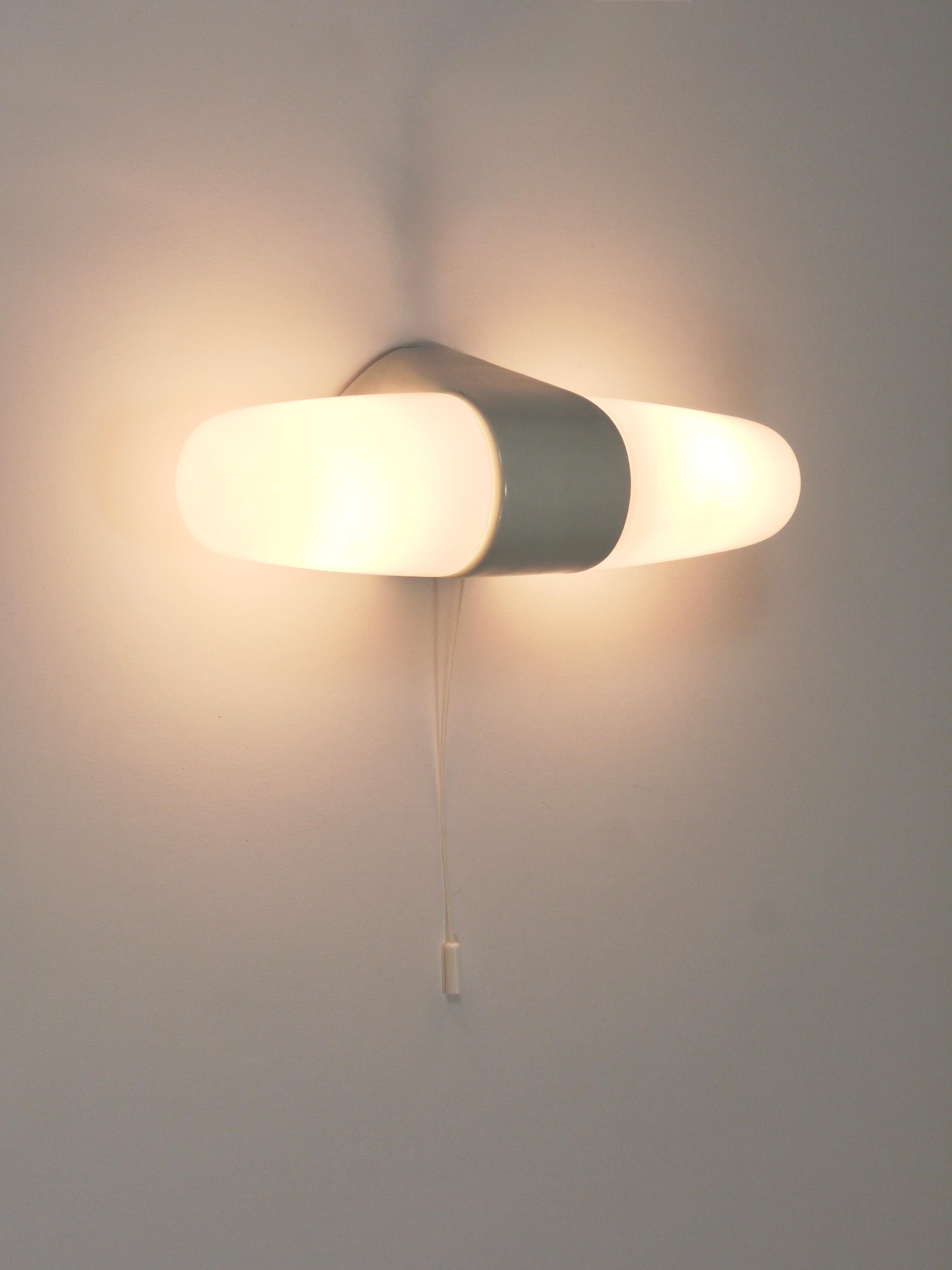 Wilhelm Wagenfeld Aplique doble blanco Bauhaus, Linder Alemania, años 50 Moderno de mediados de siglo en venta