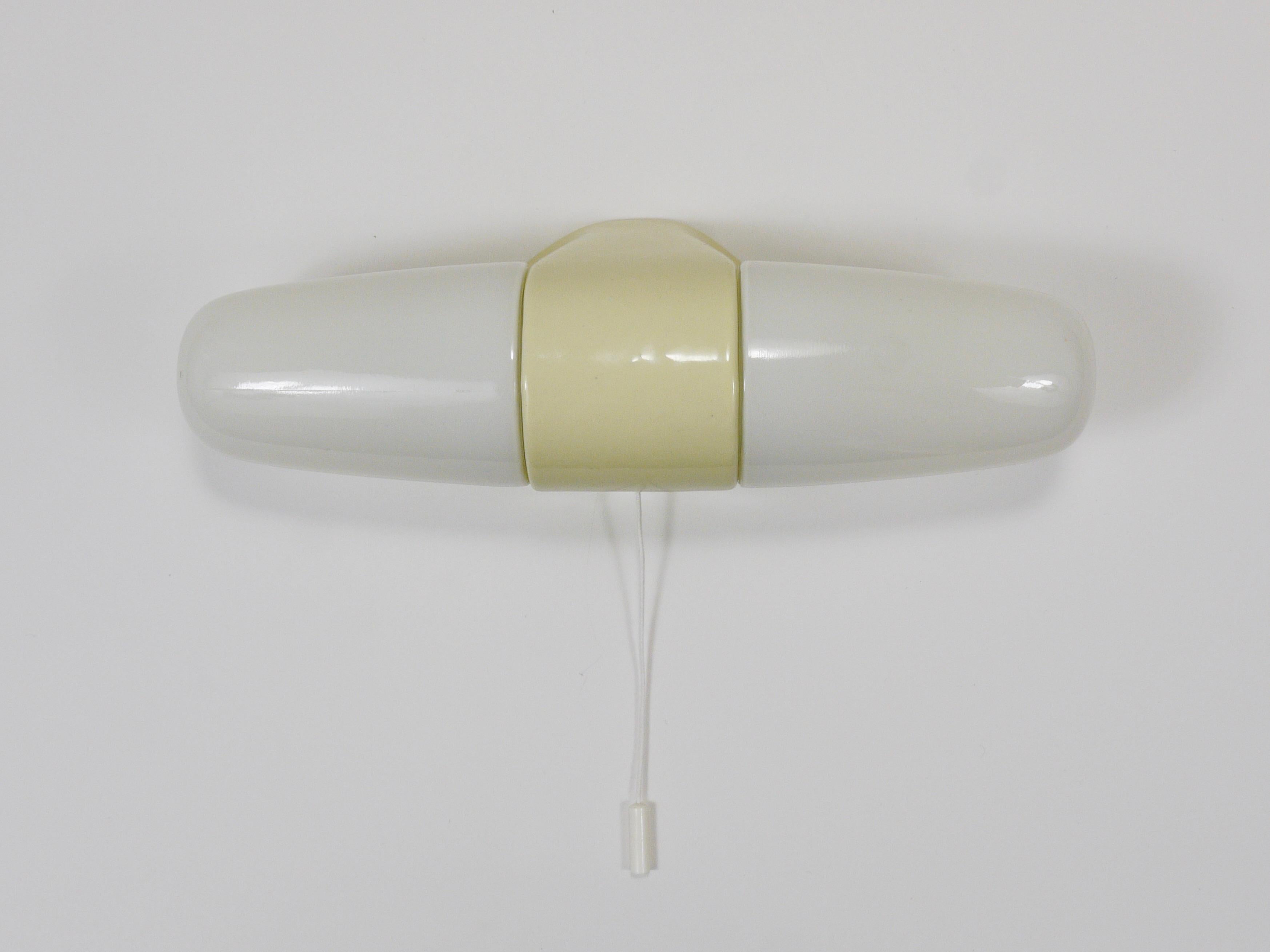 Wilhelm Wagenfeld Aplique doble amarillo Bauhaus, Linder Alemania, años 50 Austríaco en venta