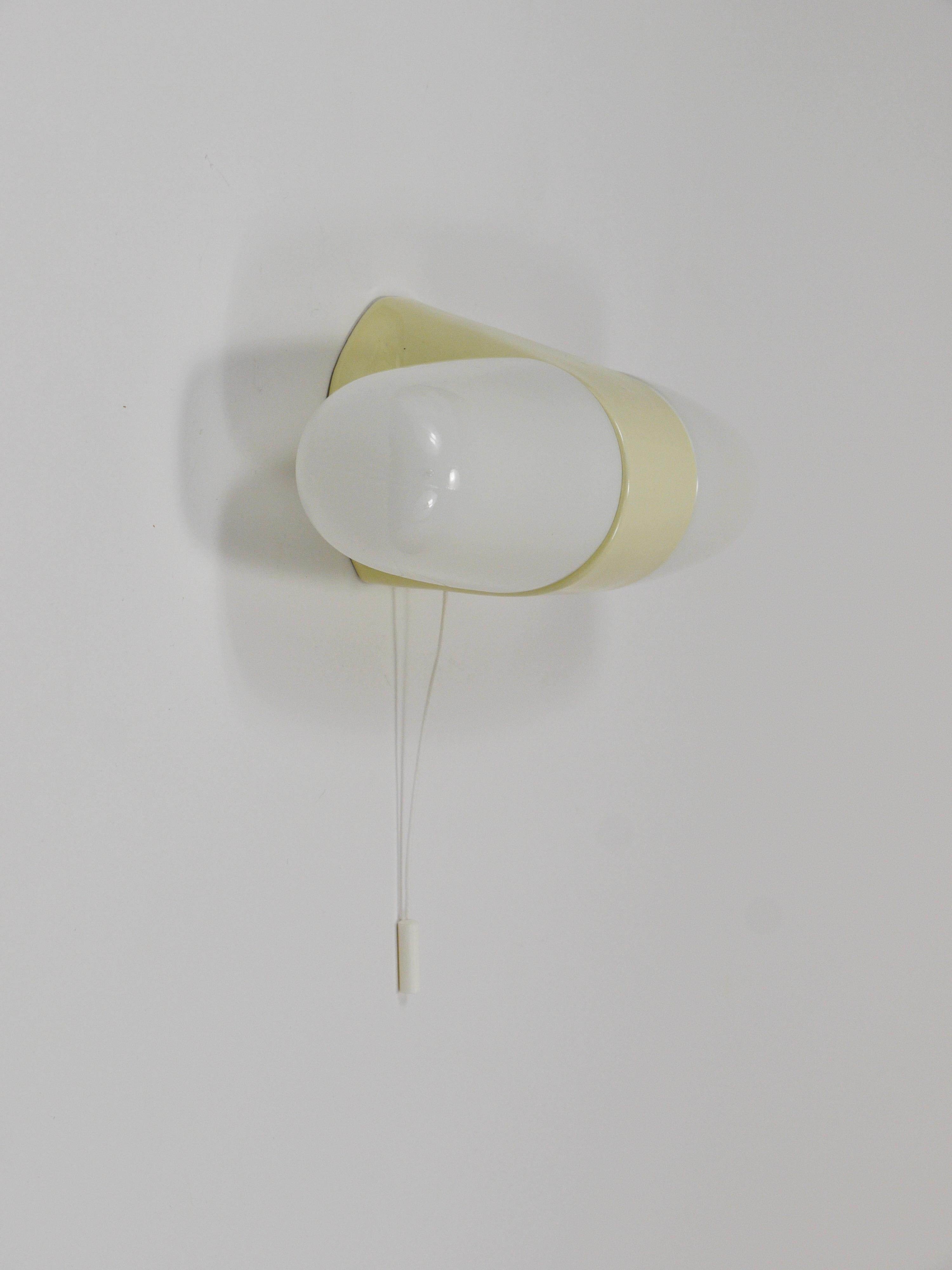 Wilhelm Wagenfeld Aplique doble amarillo Bauhaus, Linder Alemania, años 50 en venta 1