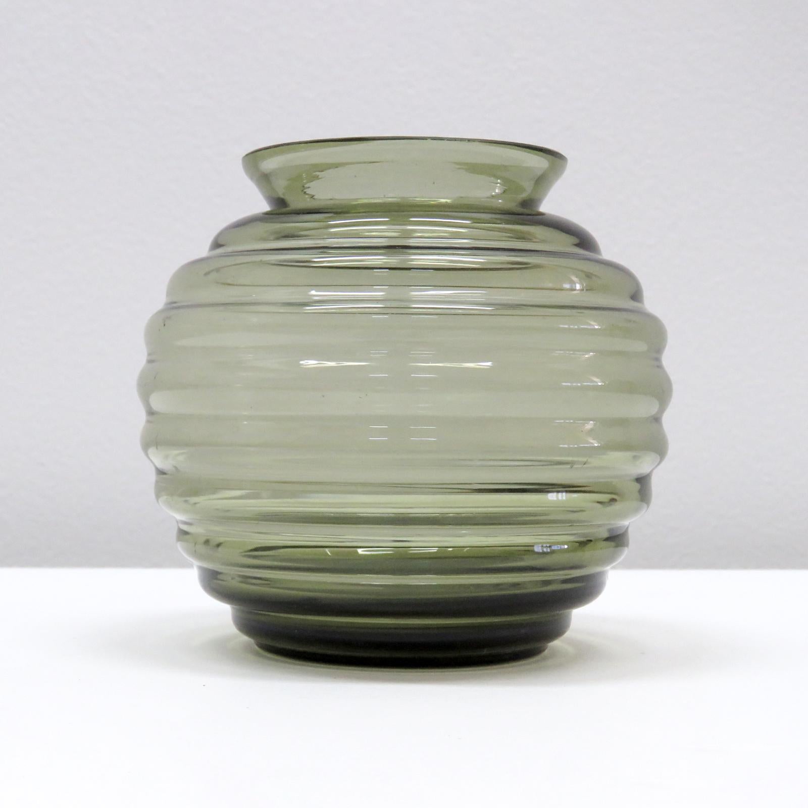 magnifique vase en turmaline 'Felicitas' conçu par Richard Lauke pour Glasfabrik Weißwasser, produit en 1939