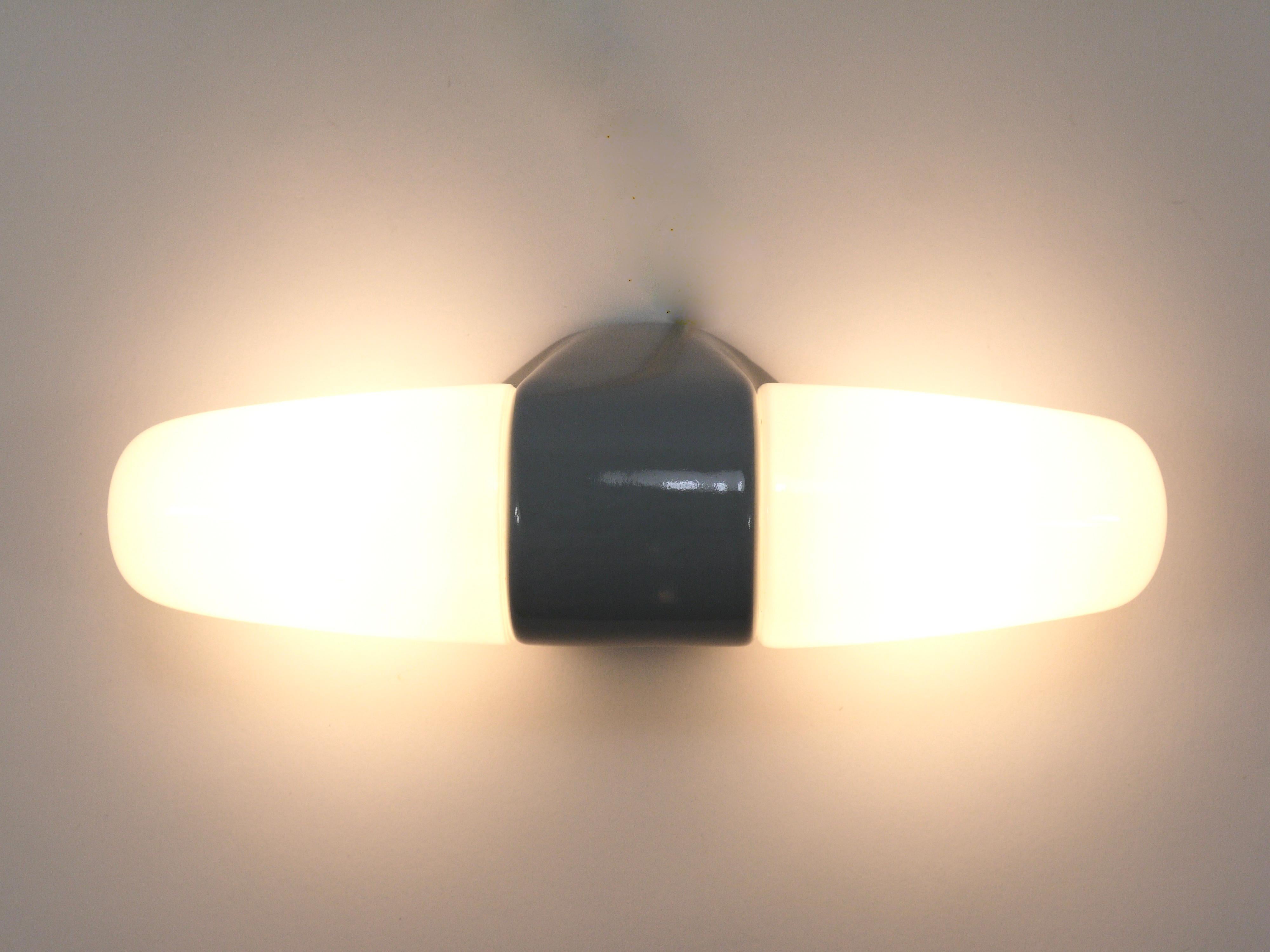 Applique murale Bauhaus grise Wilhelm Wagenfeld de Linder, Allemagne, 1950 en vente 9