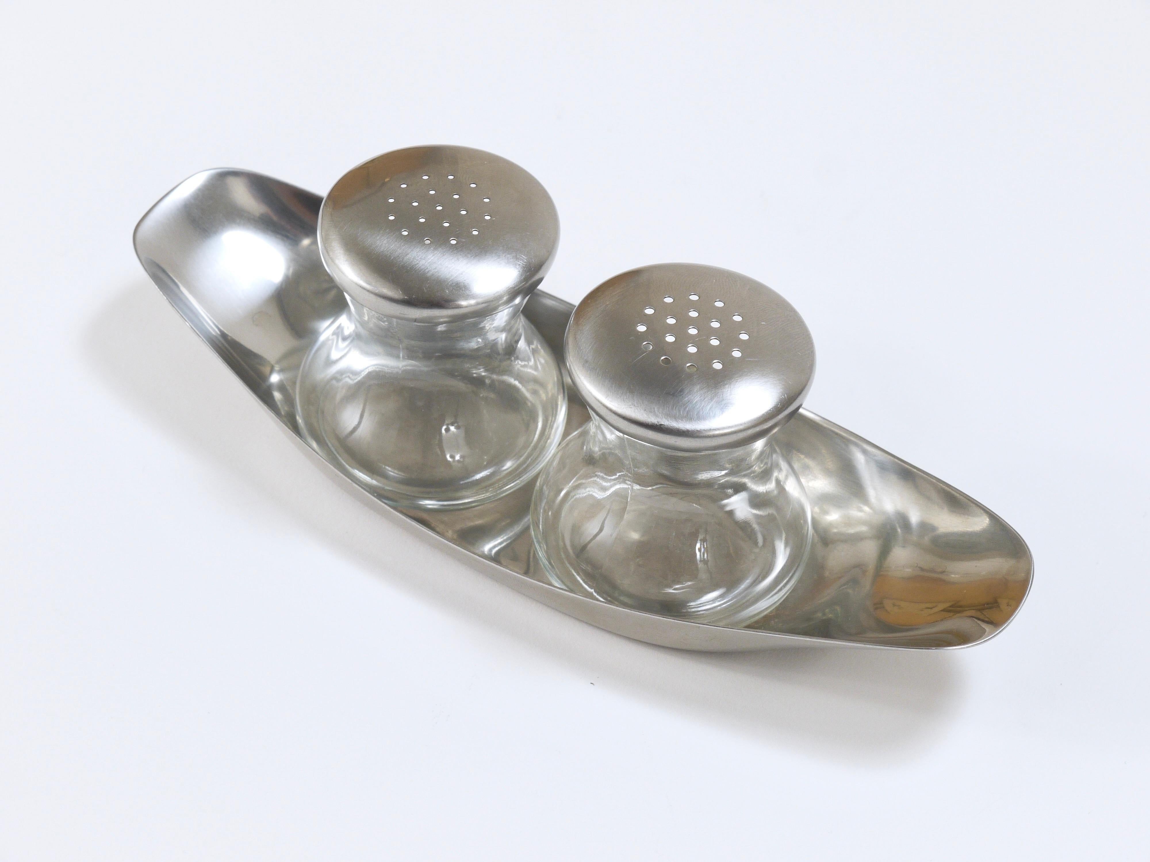 Un set di deliziose shakers moderniste Bauhaus 