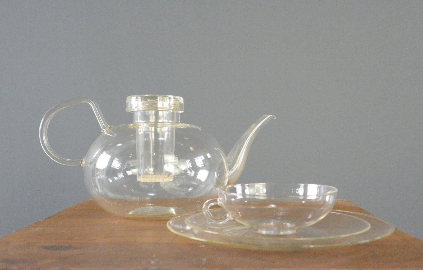 Wilhelm Wagenfeld, Teeservice für Jenaer Glasswerke, ca. 1930er Jahre

- Das Set besteht aus 2 Untertassen, 1 Tasse und 1 Teekanne
- Entworfen von Wilhelm Wagenfeld 
- Produziert von Jenaer Glaswerke
- Deutsch ~ 1930er Jahre
- Becher misst 12cm