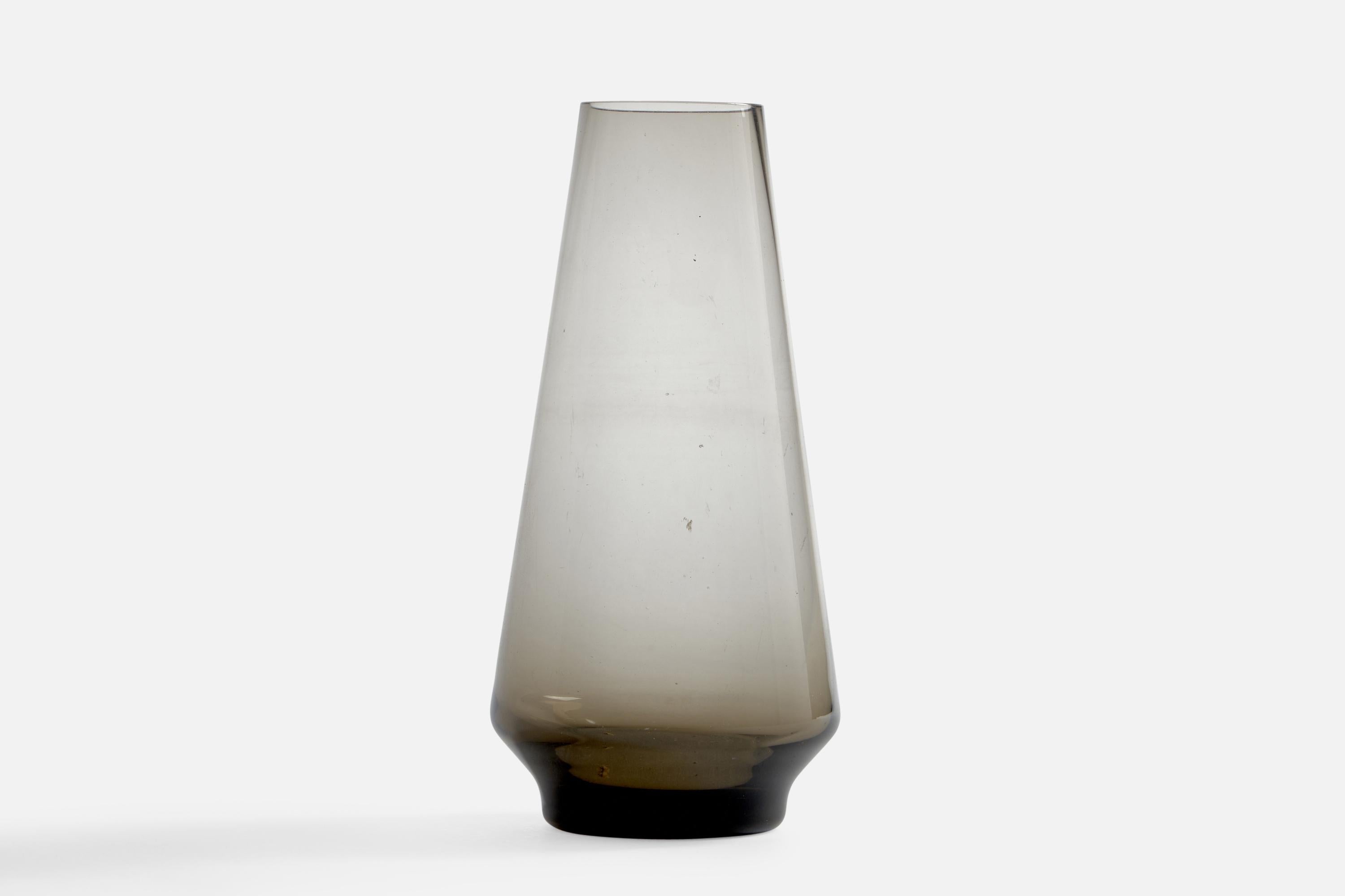 Vase en verre de couleur grise conçu par Wilhelm Wagenfeld et produit par WMF, Allemagne, c. 1950.