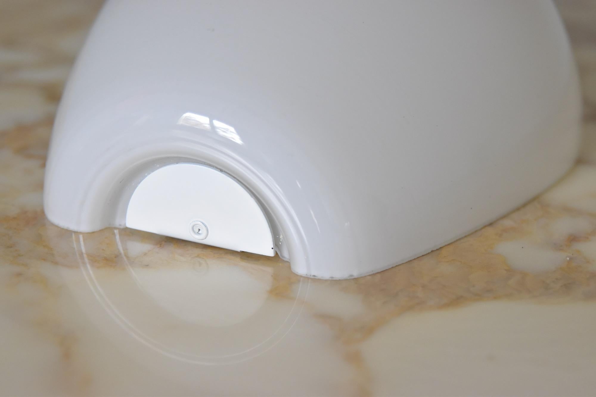 Vintage Wilhelm Wagenfeld wall lamp typ Muschel / shell en verre opalin par Peill & Putzler Glaswerke GmbH Düren, Made in Germany 1952-1954. En bon état avec un nouveau câblage, avec une prise de courant E26/27, donc prêt à être utilisé dans le