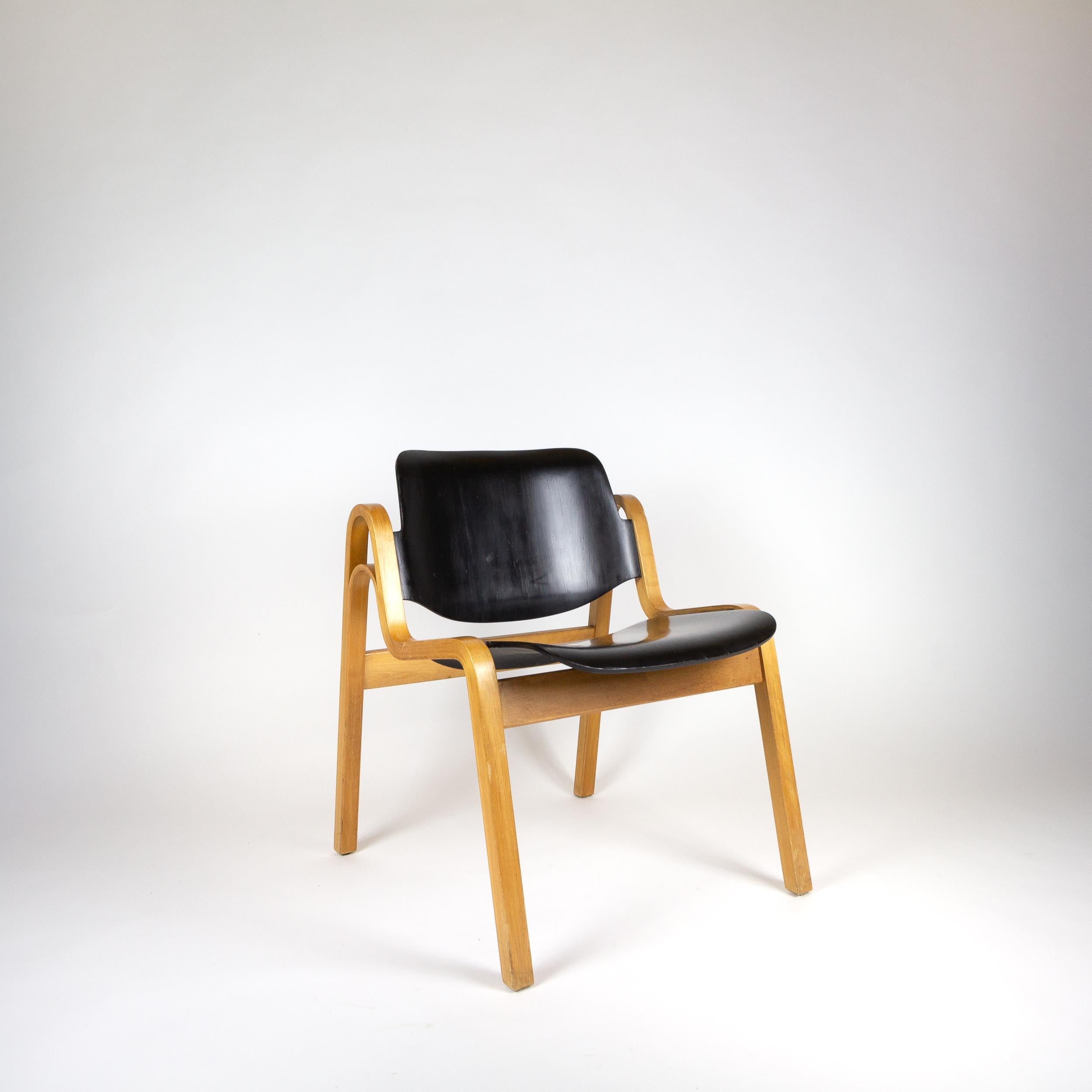 Chaise Wilhelmina 32 conçue par Ilmari Tapiovaara:: 1960. Les pieds sont en bouleau stratifié:: avec la caractéristique 