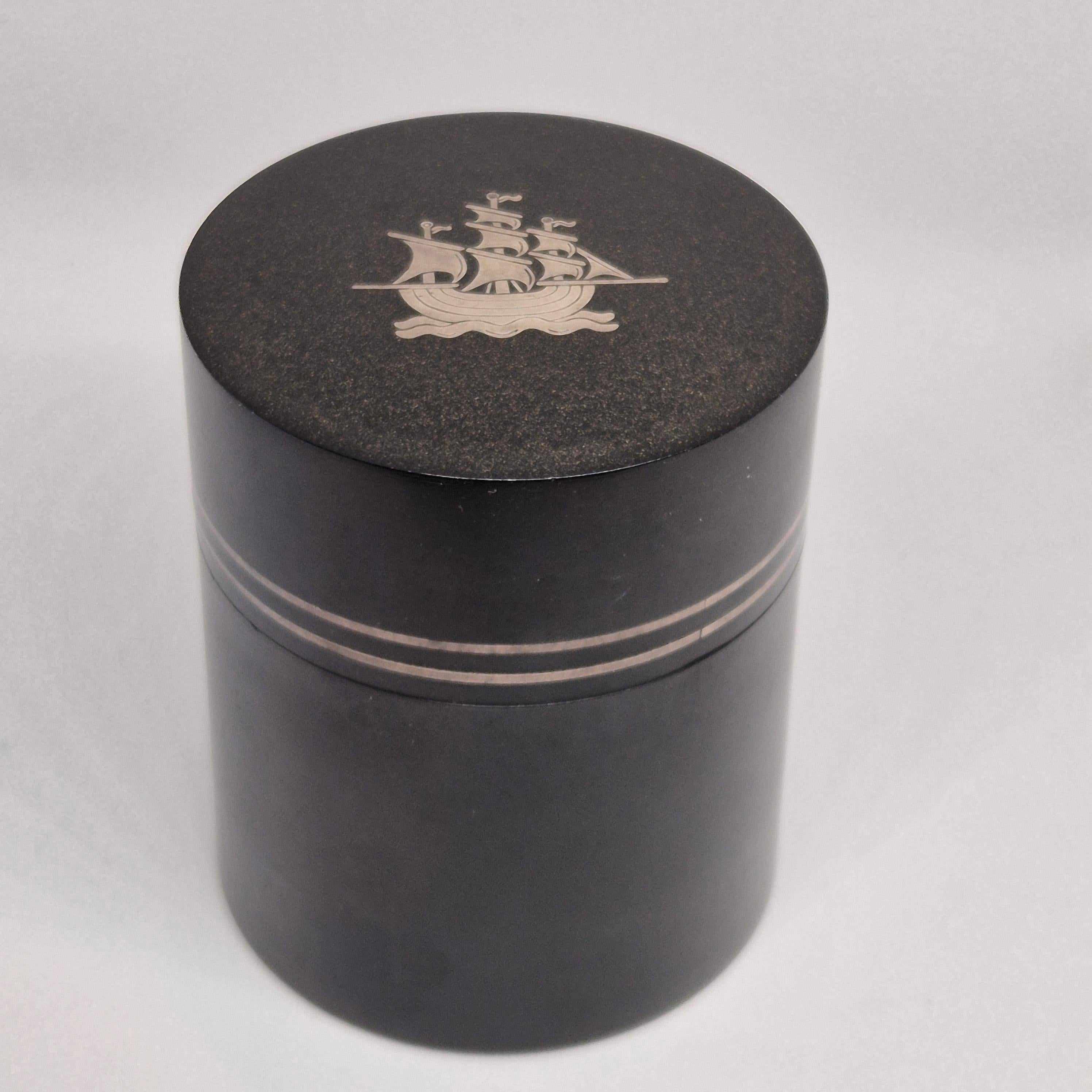 Rare boîte à cigarettes décorative en isolite (ancien matériau plastique) et décor de bateau en incrustation d'argent.  Fabriqué par l'orfèvre Wilhelmina Wendt, Perstorp, daté de 1954 (D9). Art déco suédois. 

Wilhelmina Wendt (1896 - 1988), connue