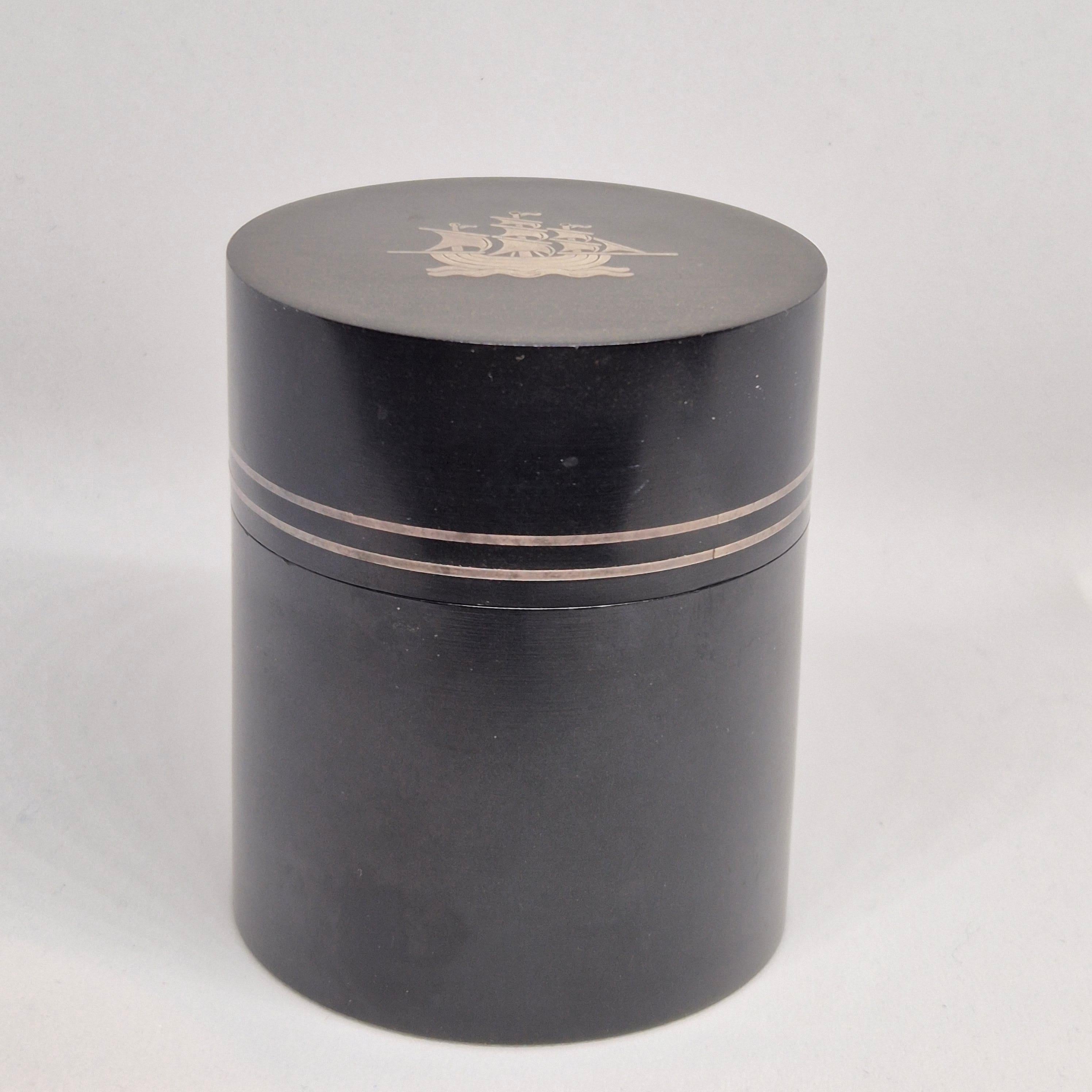 Suédois Boîte Wilhelmina Wendt avec incrustation d'argent, Suède 1954 en vente