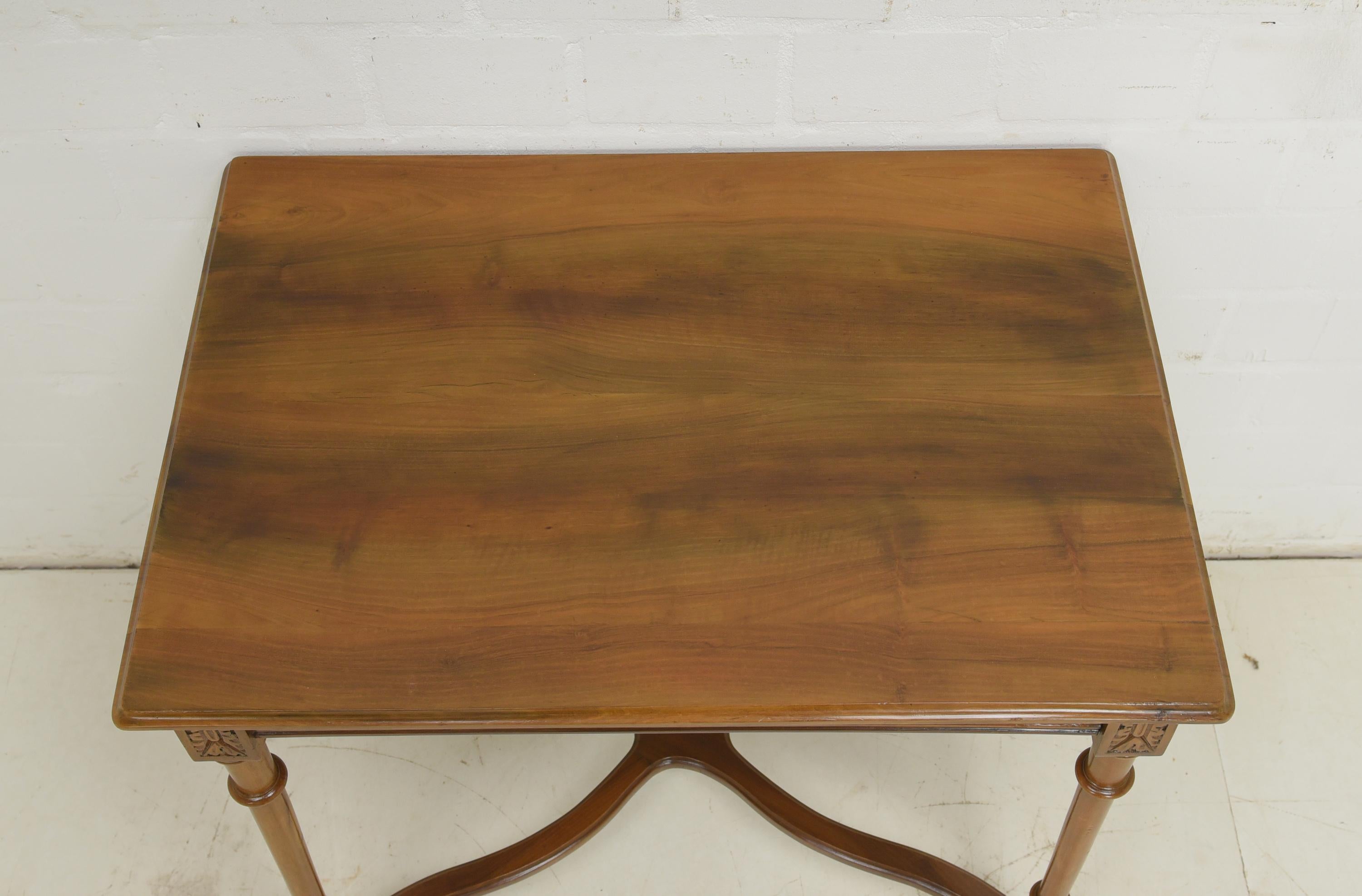 Wilhelminian Period Salon Table / Side Table in Solid Walnut In Good Condition In Lüdinghausen, DE