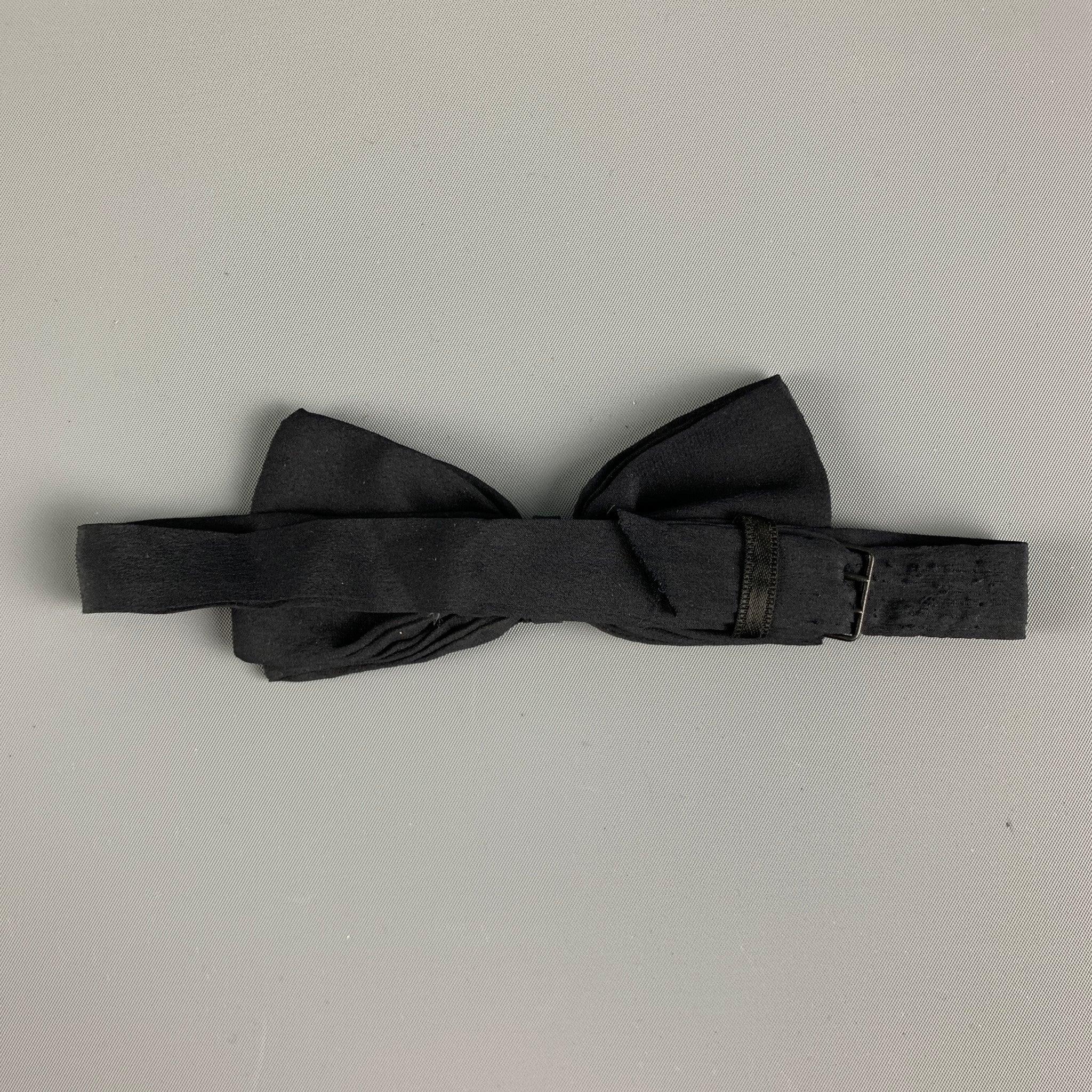 WILKES BASHFORD pre-tied bow tie comes in a black silk chiffon with an adjustable fit.Very Good Pre-Owned Condition.Width: 2.25 inches 

  
  
 
Reference: 125466
Category: Bow Tie
More Details
    
Brand:  WILKES BASHFORD
Gender:  Male
Color: 