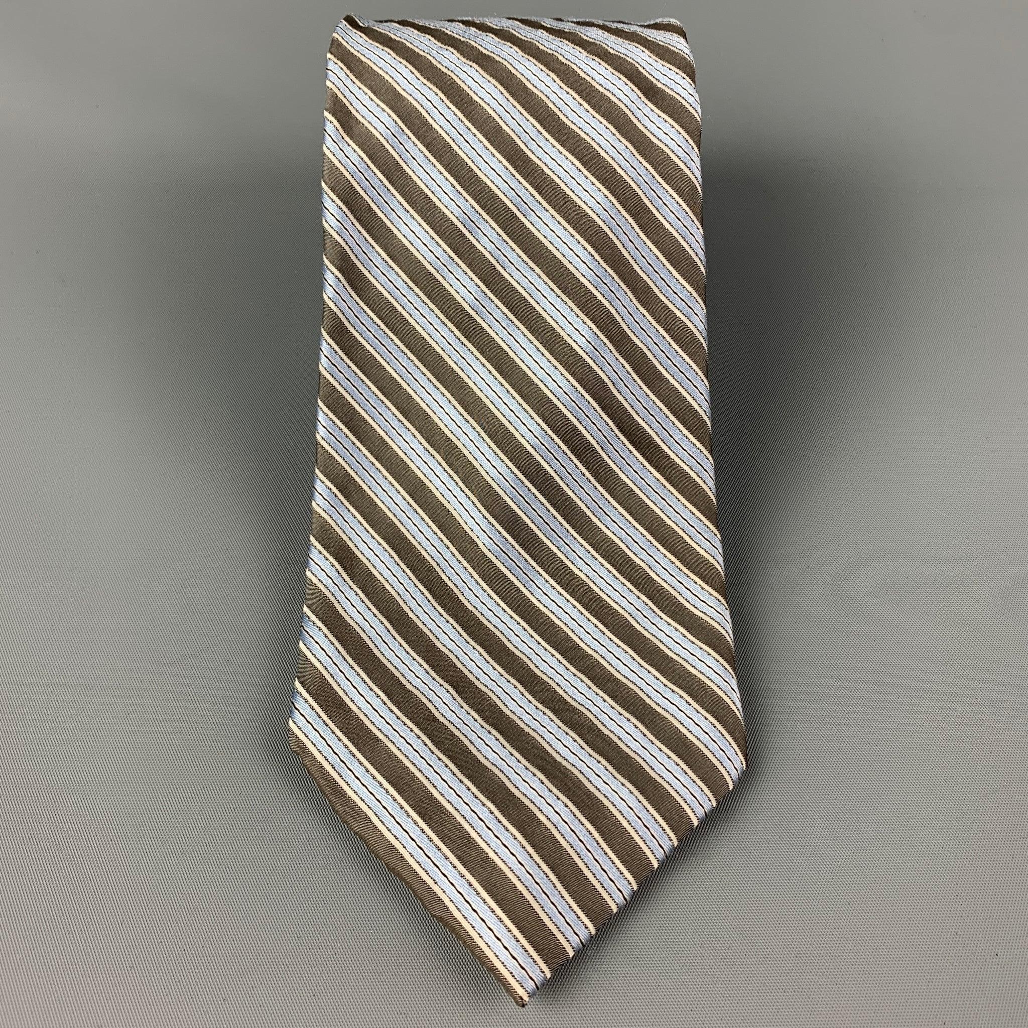 WILKES BASHFORD
Die Krawatte ist aus grüner und blauer Seide mit einem ganzflächigen Streifendruck. Hergestellt in Italien. Sehr guter gebrauchter Zustand. 

Abmessungen: 
  Breite: 3.5 Zoll  Länge: 30 Zoll 
  
  
 
Sui Generis-Referenz:
