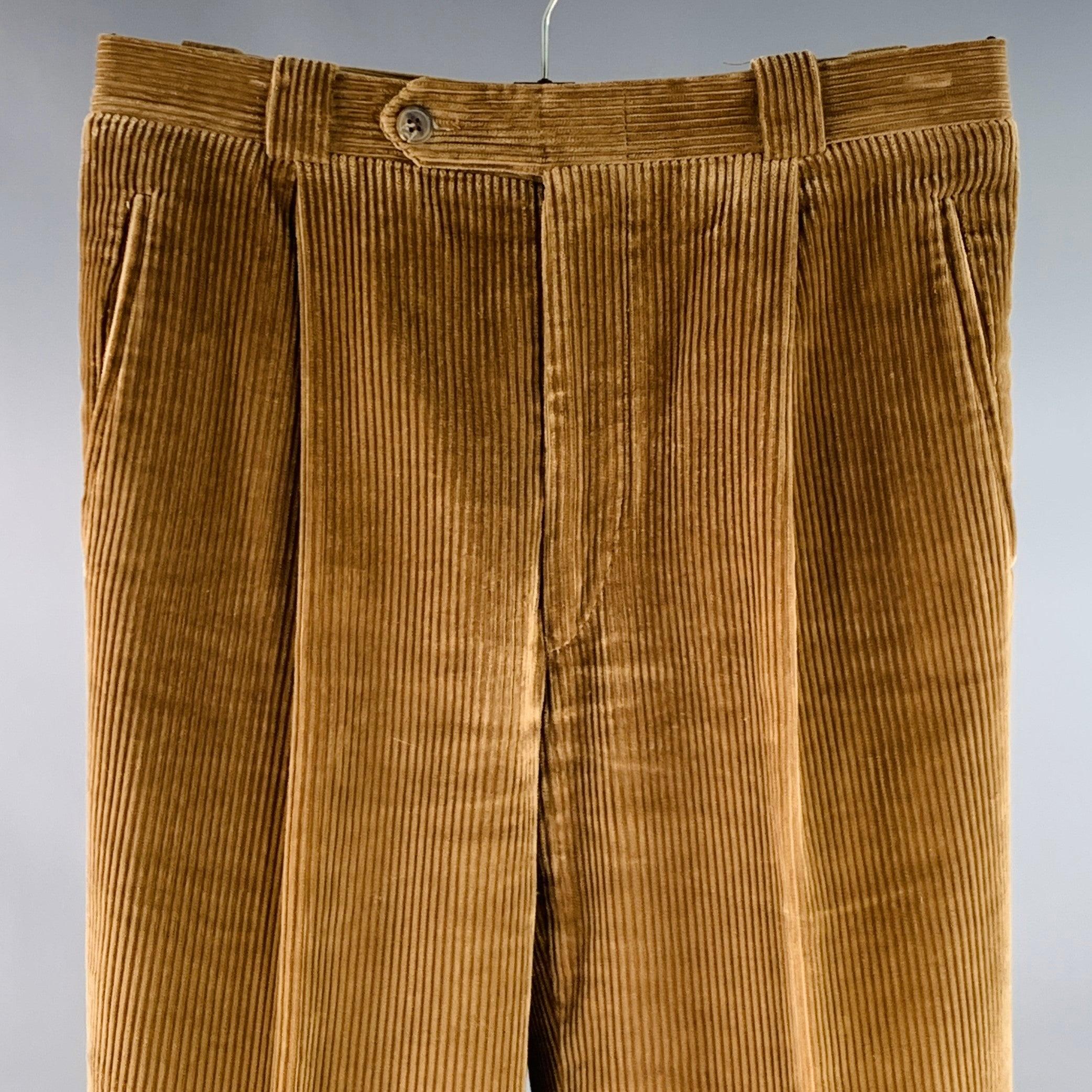 Pantalon décontracté WILKES BASHFORD
en velours côtelé brun tan, avec un style plissé, une jambe droite et une fermeture à glissière.Très bon état d'occasion. Signes mineurs d'usure. 

Marqué :   taille non marquée, étiquettes enlevées. 

Mesures :