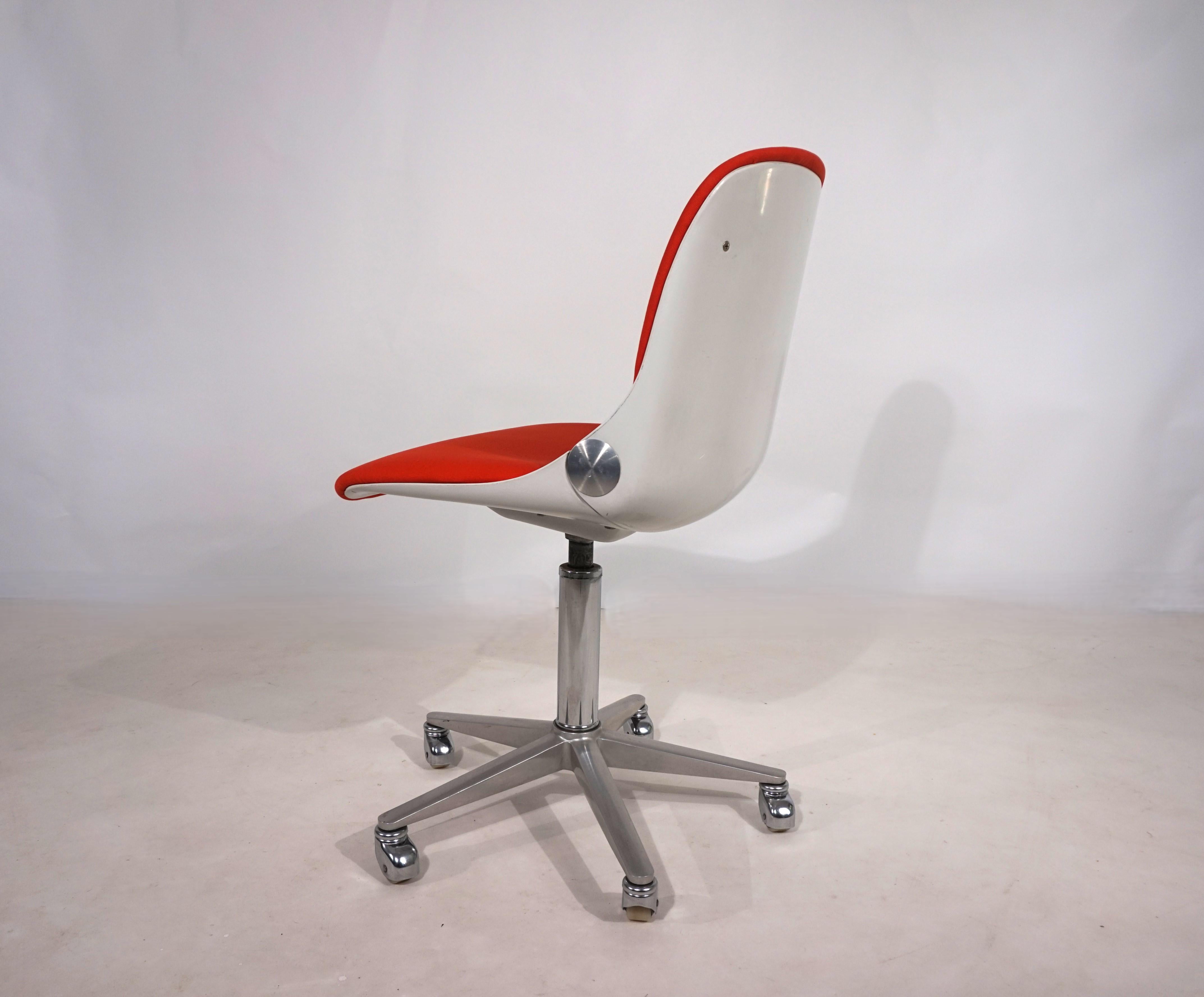 Esta silla de oficina Wilkhahn 232 es una digna representante de la Era Espacial. Las carcasas de plástico blanco están en perfecto estado y sin daños. El respaldo se puede regular de forma continua mediante la palanca cromada situada debajo del