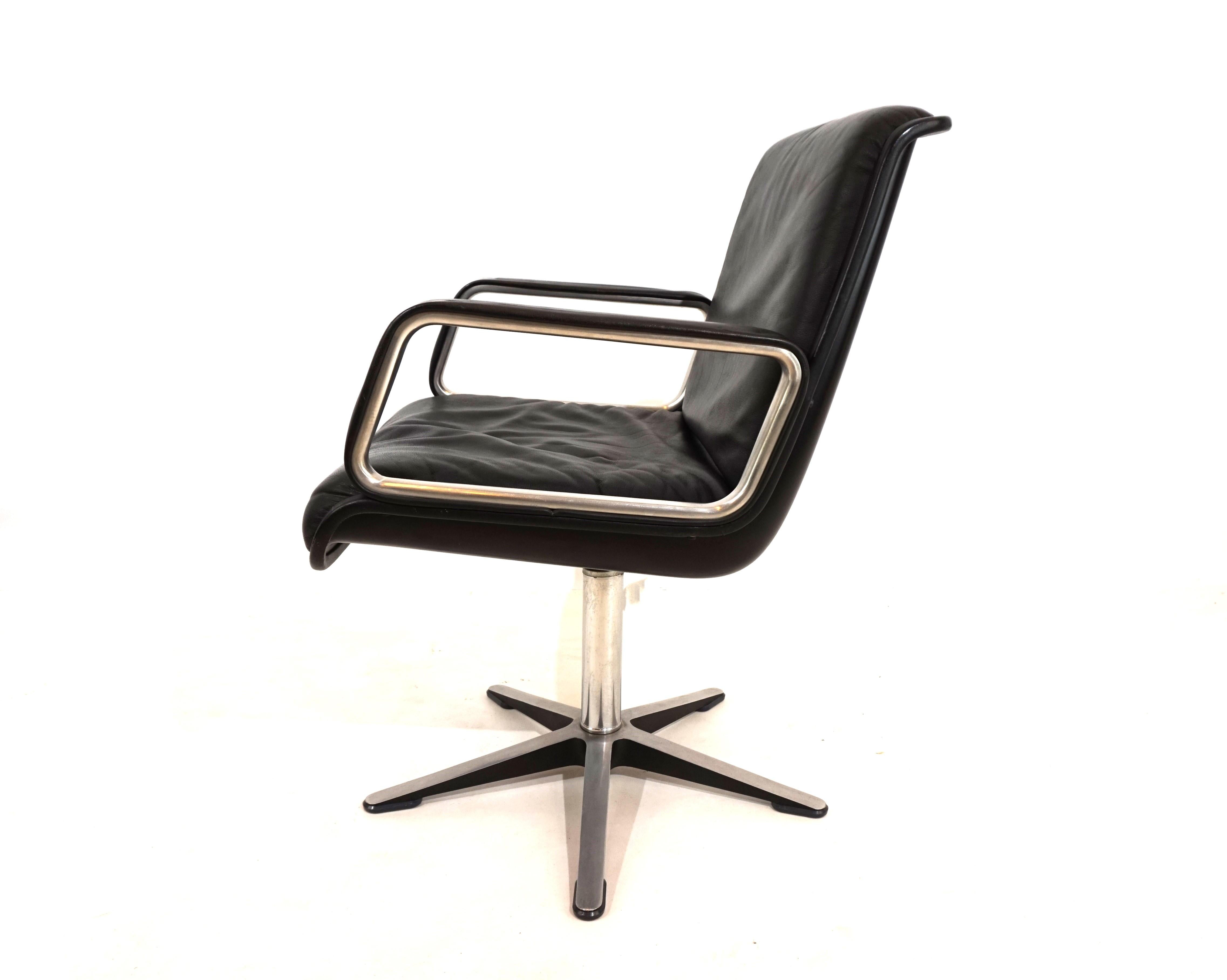 A later generation Wilkhahn Delta 2000 leather chair, with leather covered armrests, in a deep black leather tone, brushed aluminum and black shells, which is in excellent condition. The leather is flawless, the plastic shell and the aluminum base