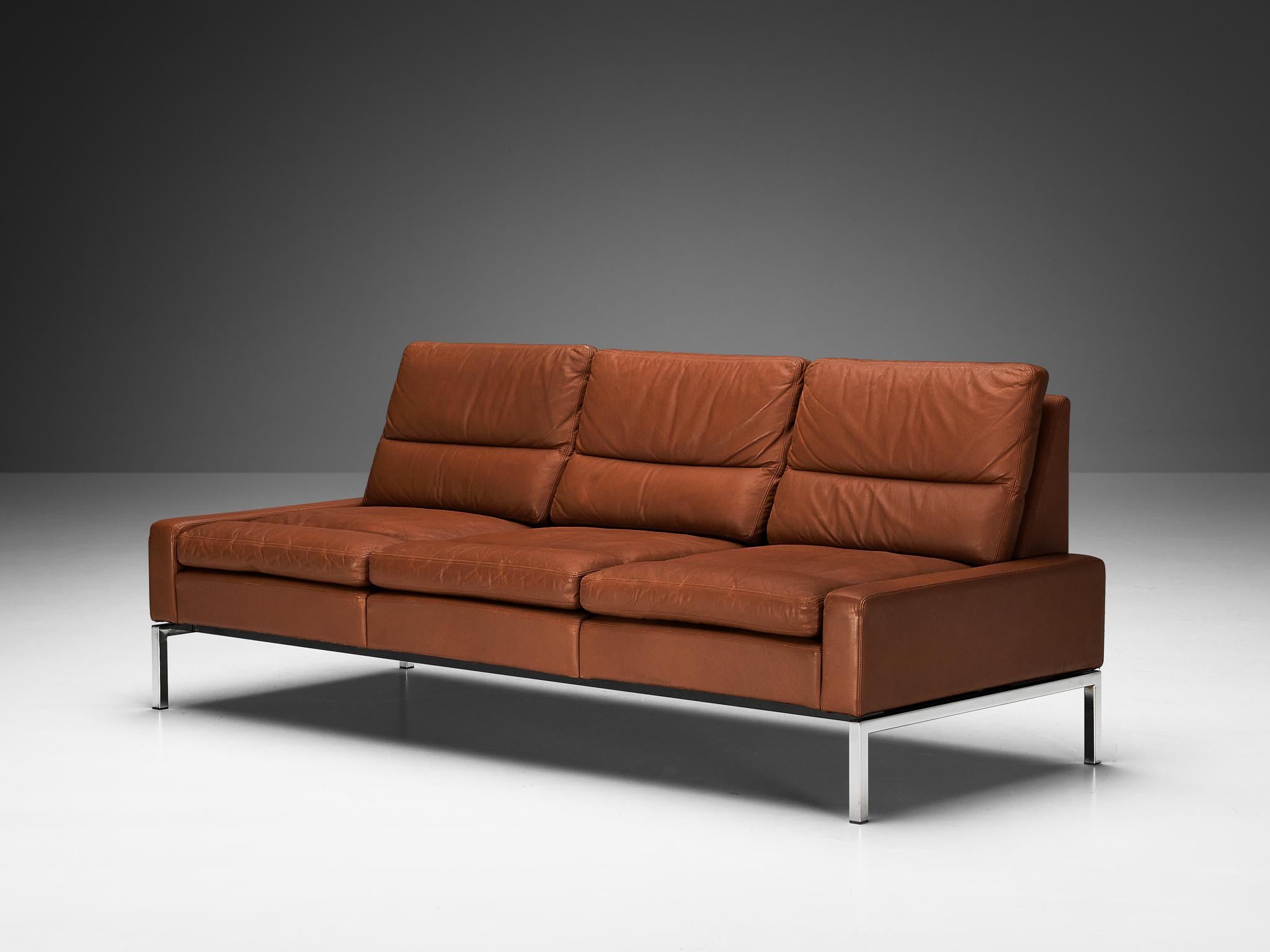Wilkhahn, Sofa, Leder, verchromtes Metall, Deutschland, 1960er Jahre

Dieses schlichte, moderne Sofa wird von Wilkhahn hergestellt und zeichnet sich durch eine solide Konstruktion mit einer auffälligen Gegenüberstellung von Formen und Proportionen