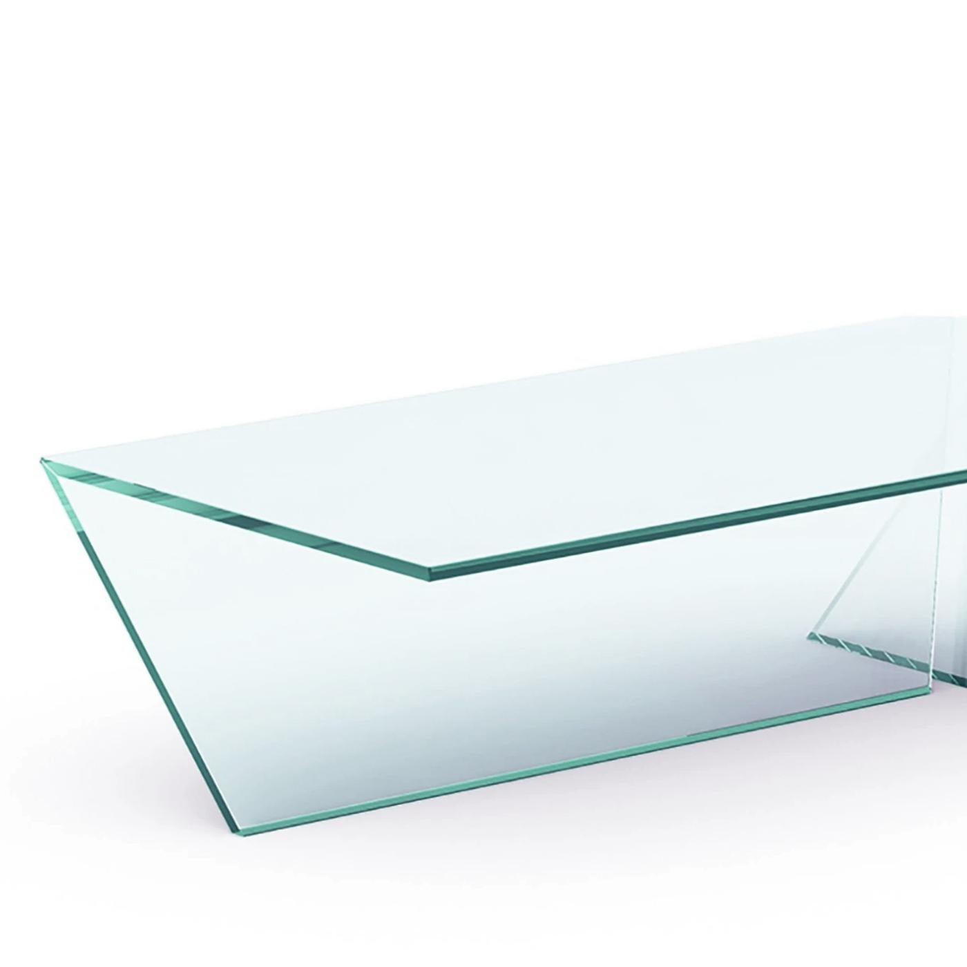 Coffee Table Wilkin in extra-clear 
glass with rounded edges.
