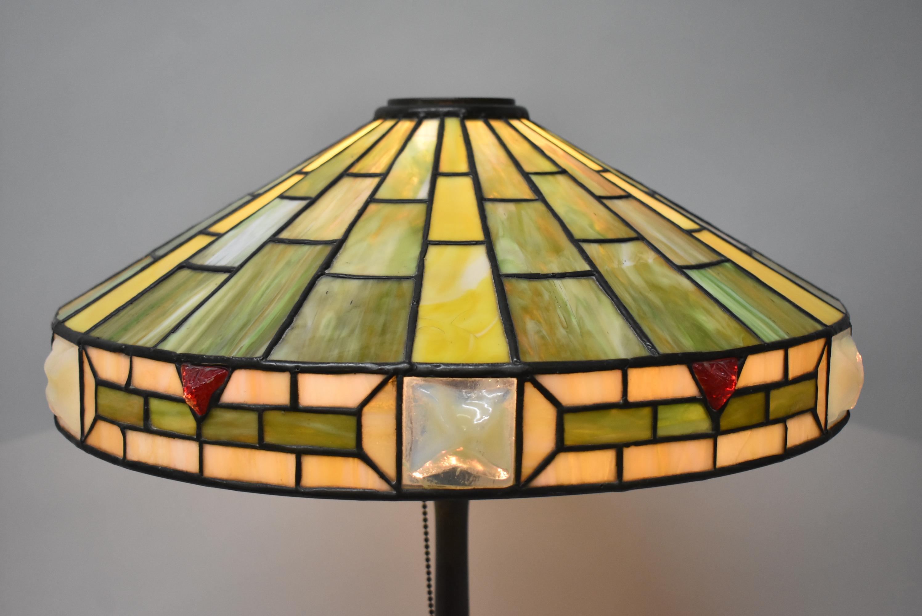 Early 20th Century Wilkinson Arts & Crafts Leaded Glass Table Lamp For Sale