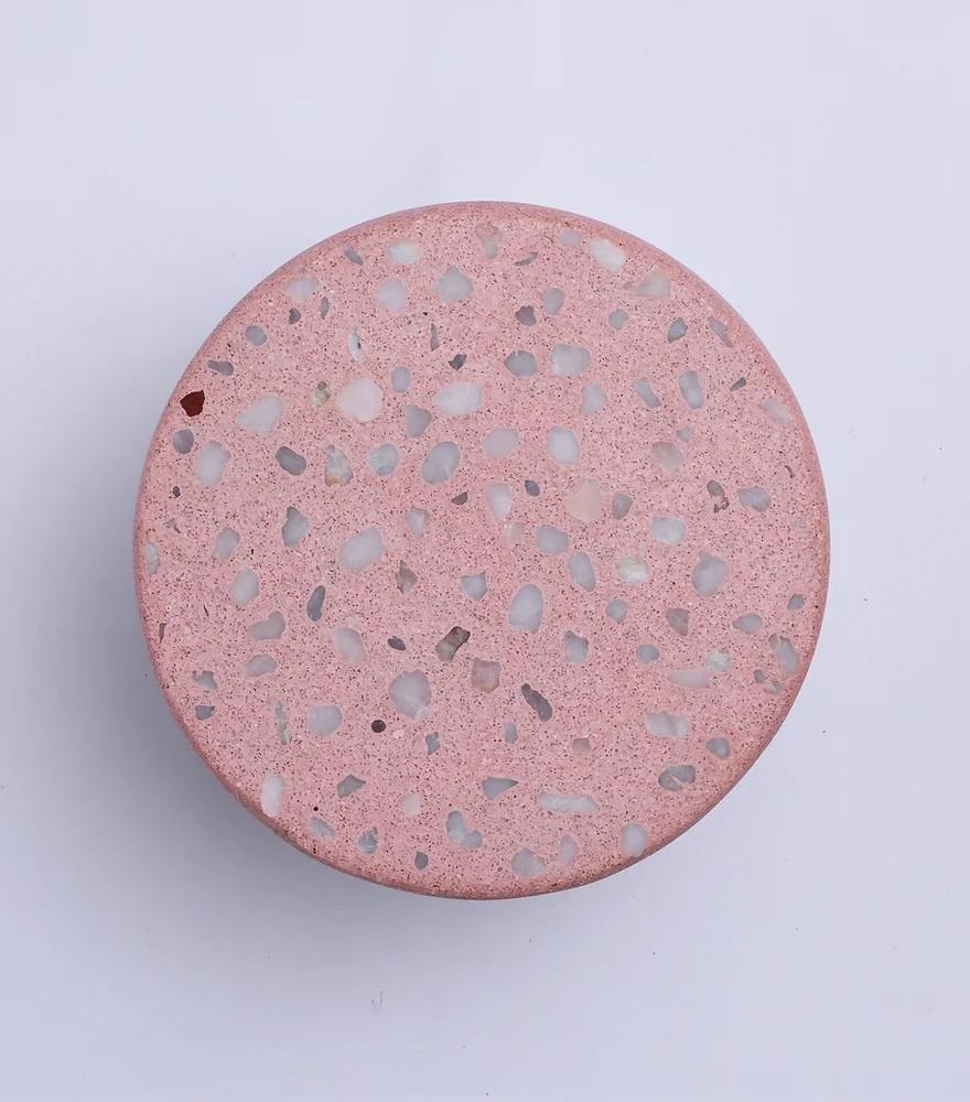 Will Blush Wandleuchte von Harshita Jhamtani Designs
Abmessungen: D 6 x B 15 x H 15 cm
MATERIALIEN: Tonpaste, Terrazo, Metall.

Wir stellen die Wilo Blush vor, eine stilvolle und vielseitige Wandleuchte, die sich perfekt eignet, um nach einem langen