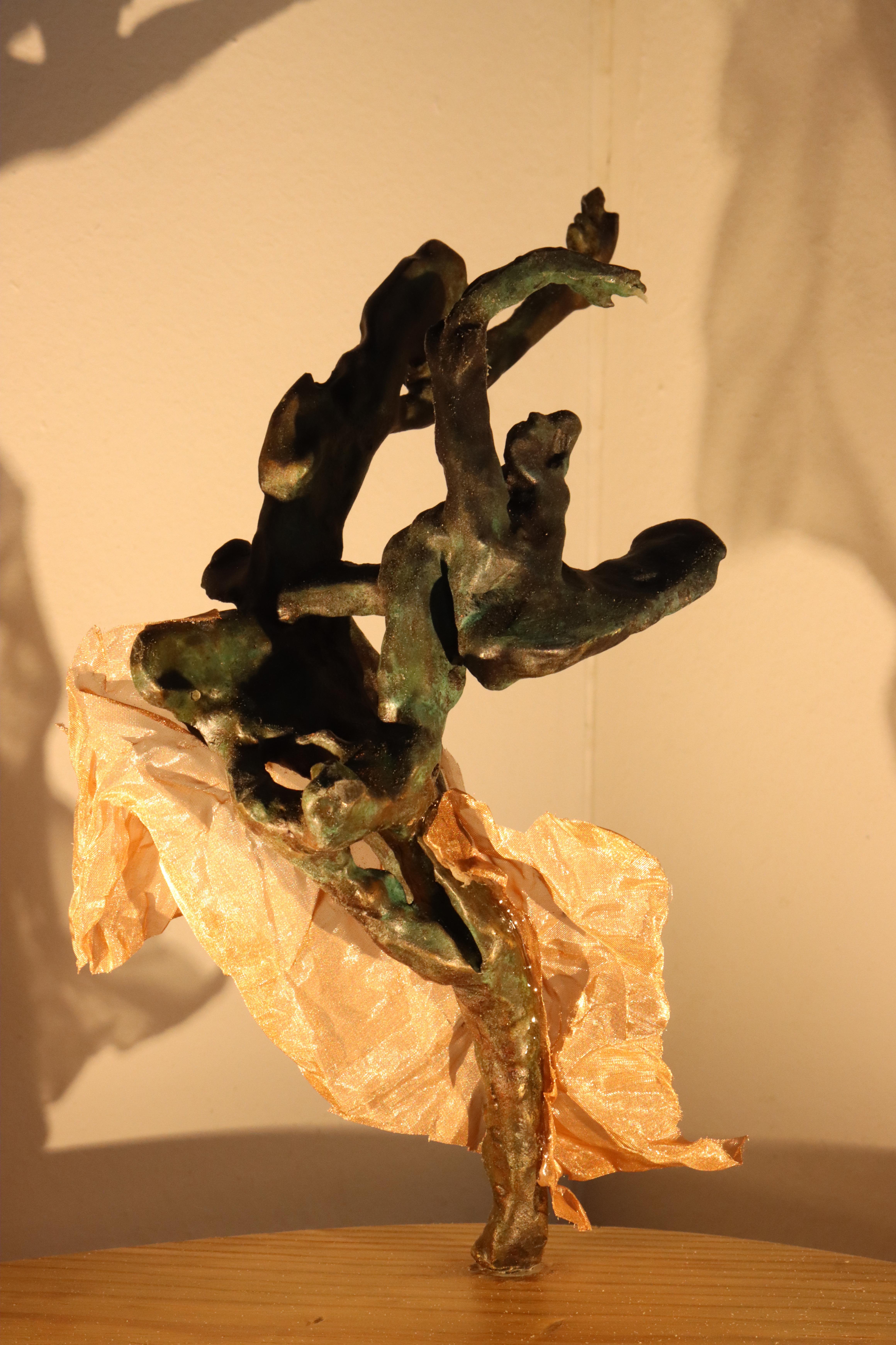 Ofelia - escultura figurativa de bronce y luz - obras de arte contemporáneo en venta - Sculpture de Will Budgett