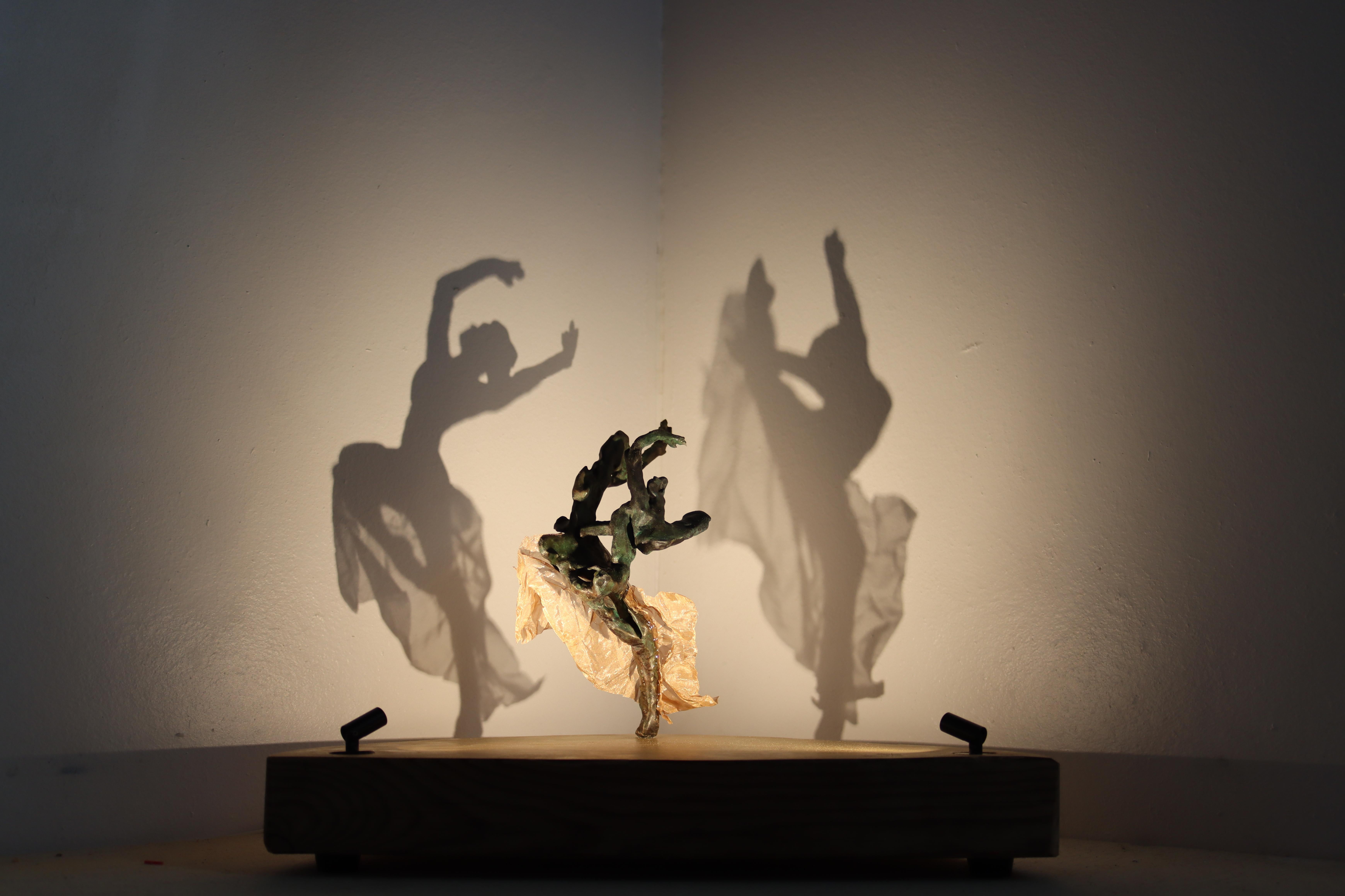 Ofelia - escultura figurativa de bronce y luz - obras de arte contemporáneo en venta - Sculpture Contemporáneo de Will Budgett