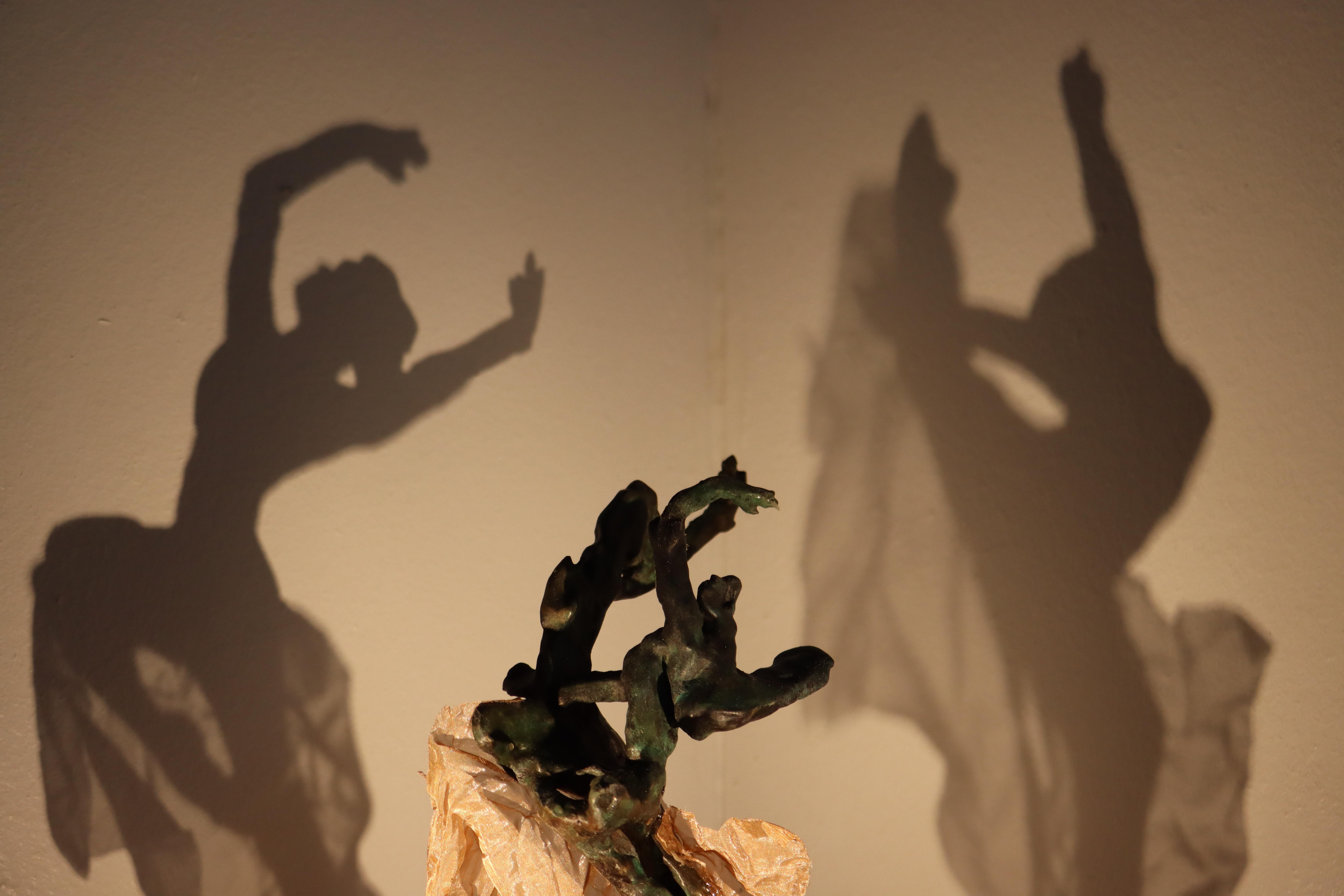 Ofelia - escultura figurativa de bronce y luz - obras de arte contemporáneo en venta - Abstract Sculpture Oro de Will Budgett