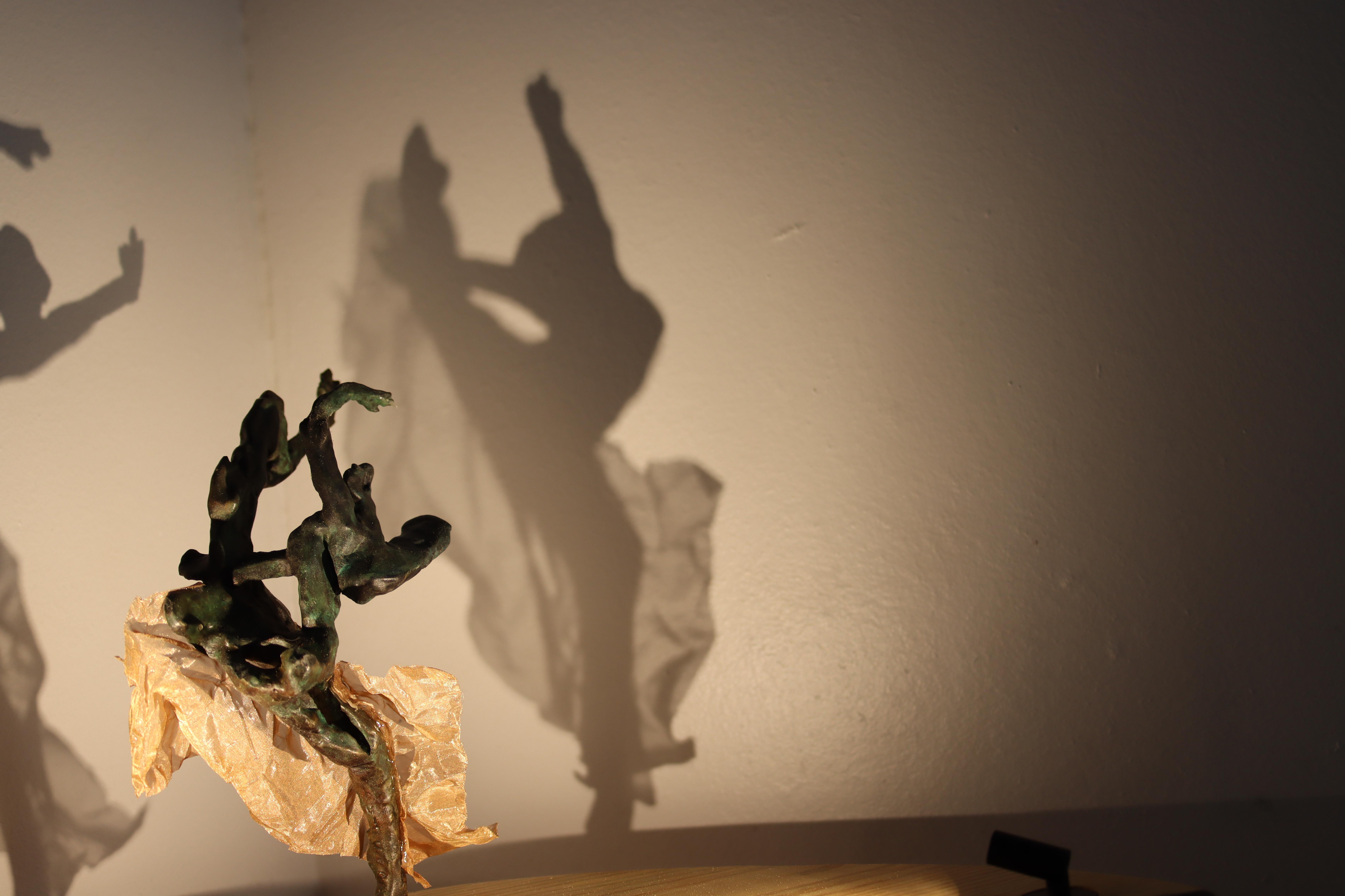 Ofelia - escultura figurativa de bronce y luz - obras de arte contemporáneo en venta en venta 2