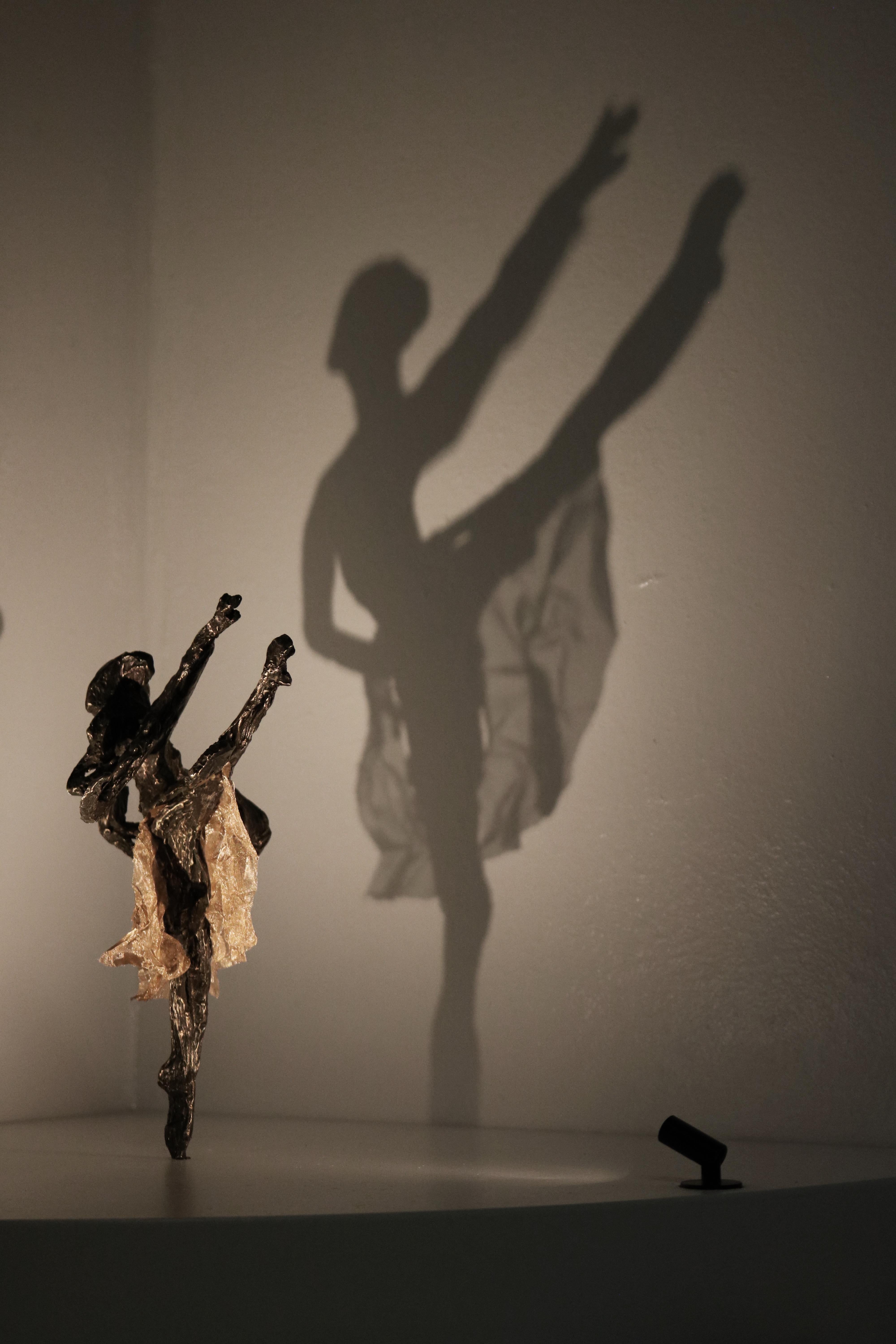 Tiny Dancer III - escultura figurativa de bronce - obras de arte contemporáneo en venta - Sculpture de Will Budgett