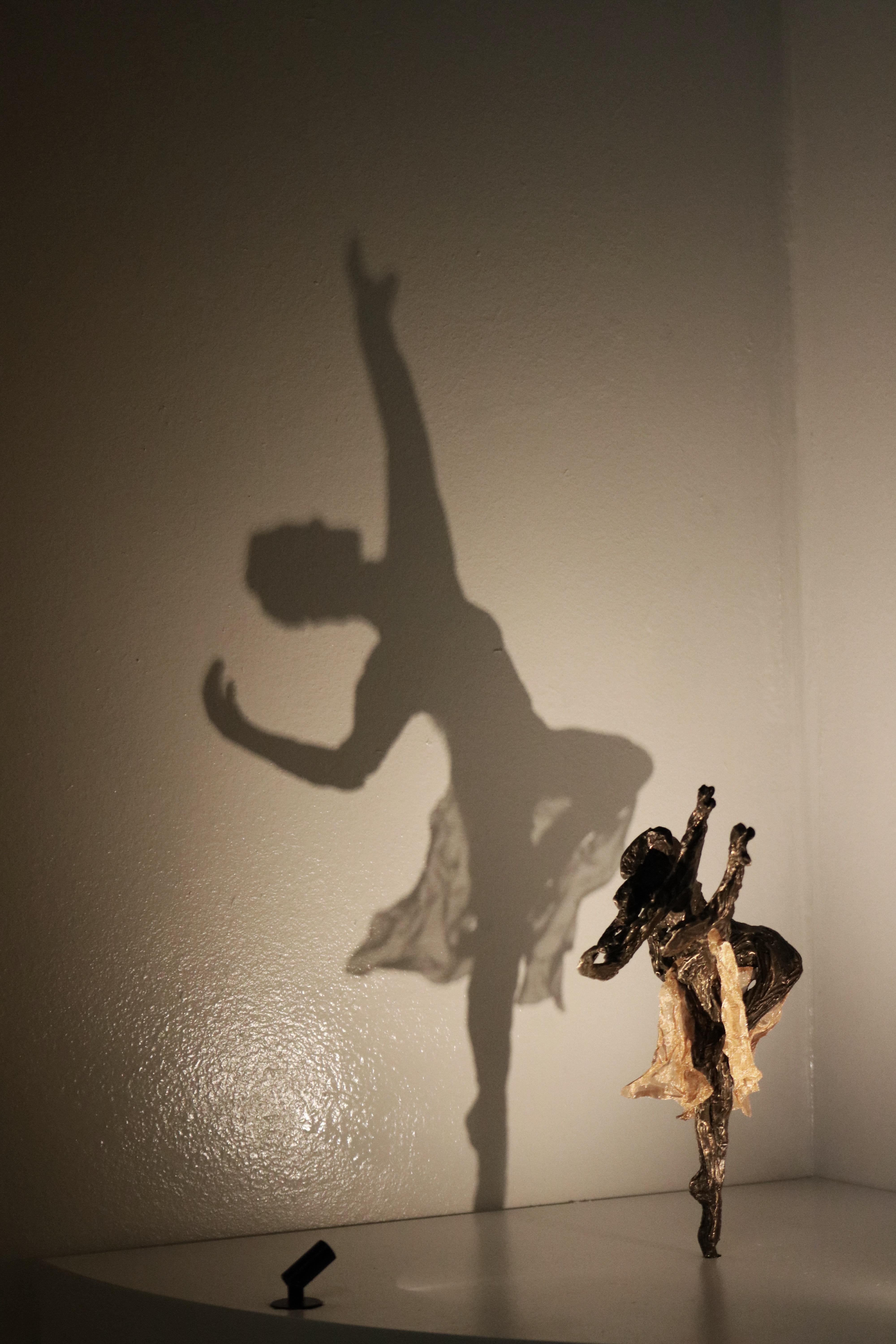 Tiny Dancer III - escultura figurativa de bronce - obras de arte contemporáneo en venta - Sculpture Contemporáneo de Will Budgett