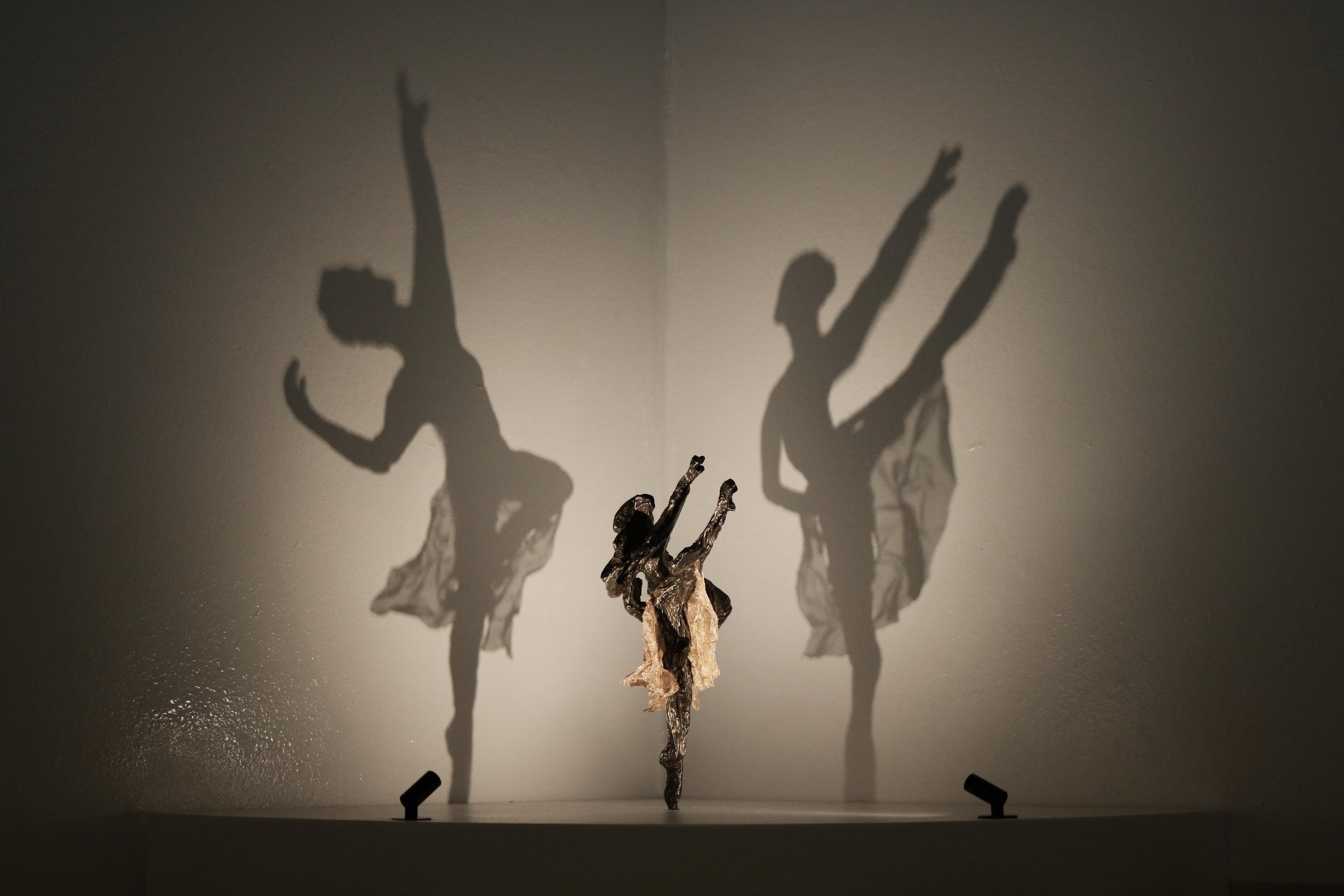 Tiny Dancer III - escultura figurativa de bronce - obras de arte contemporáneo en venta - Abstract Sculpture Oro de Will Budgett