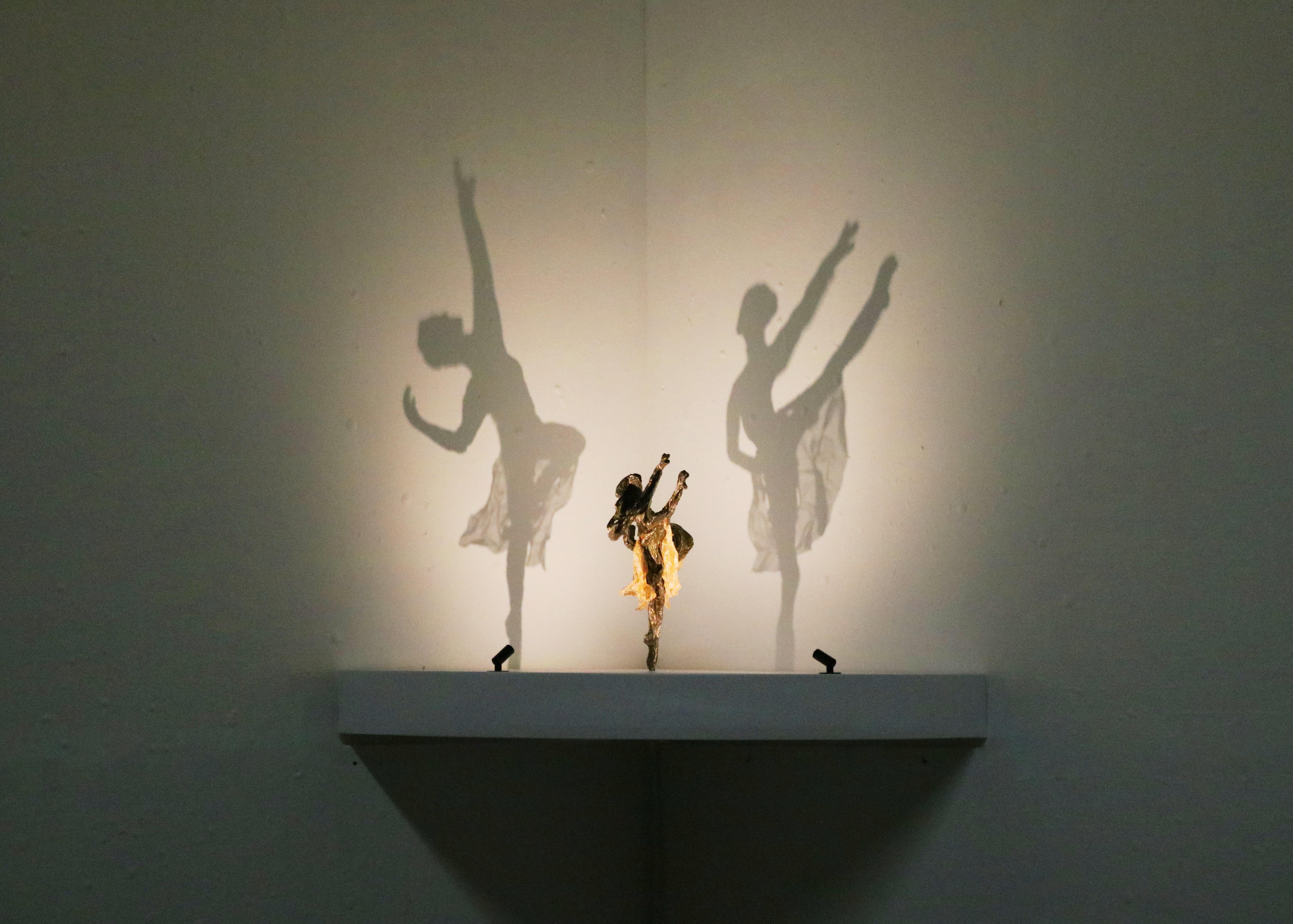 Abstract Sculpture de Will Budgett - Tiny Dancer III - escultura figurativa de bronce - obras de arte contemporáneo en venta