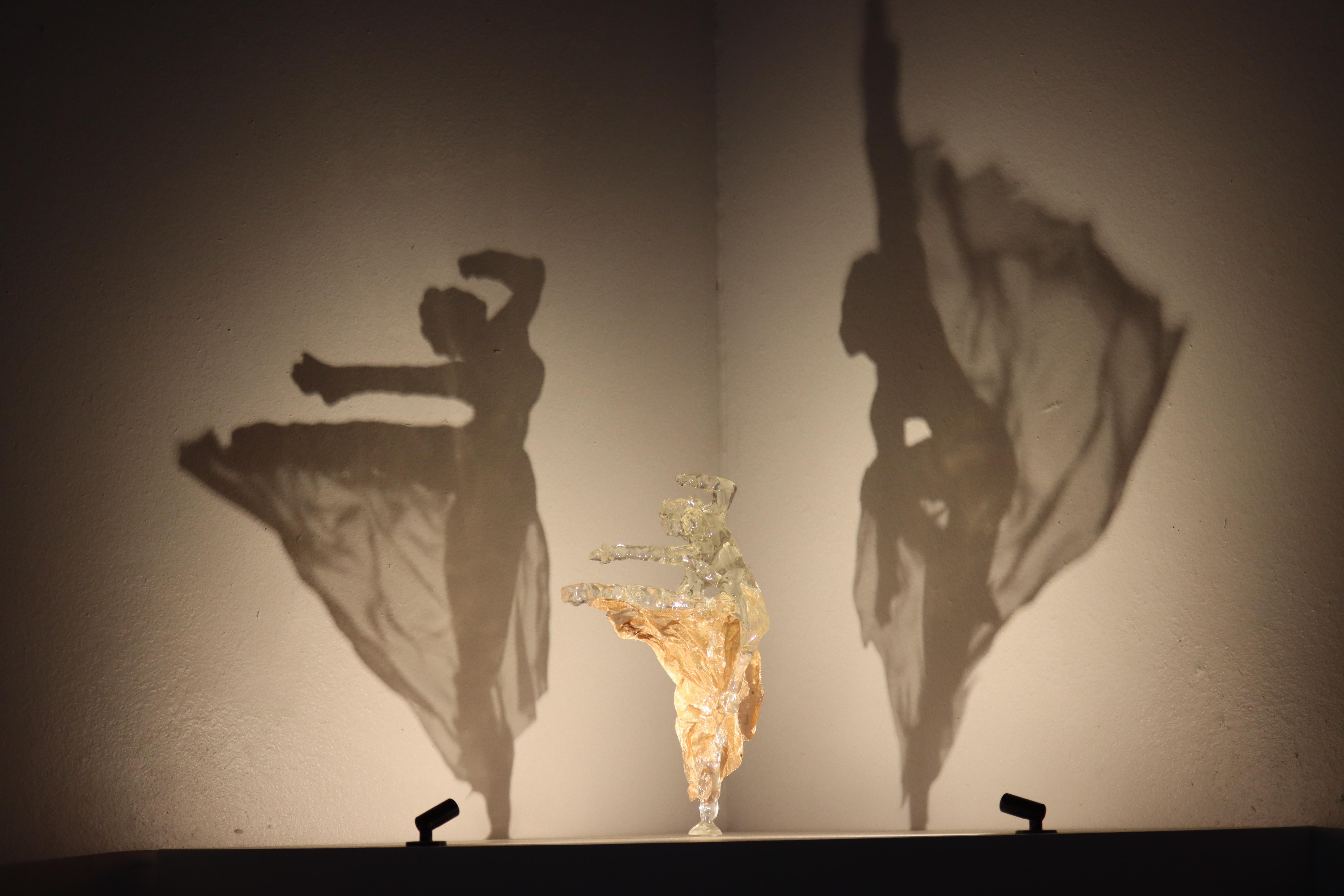 Tiny Dancers V - escultura figurativa de resina y luz - obra de arte contemporánea - Sculpture de Will Budgett