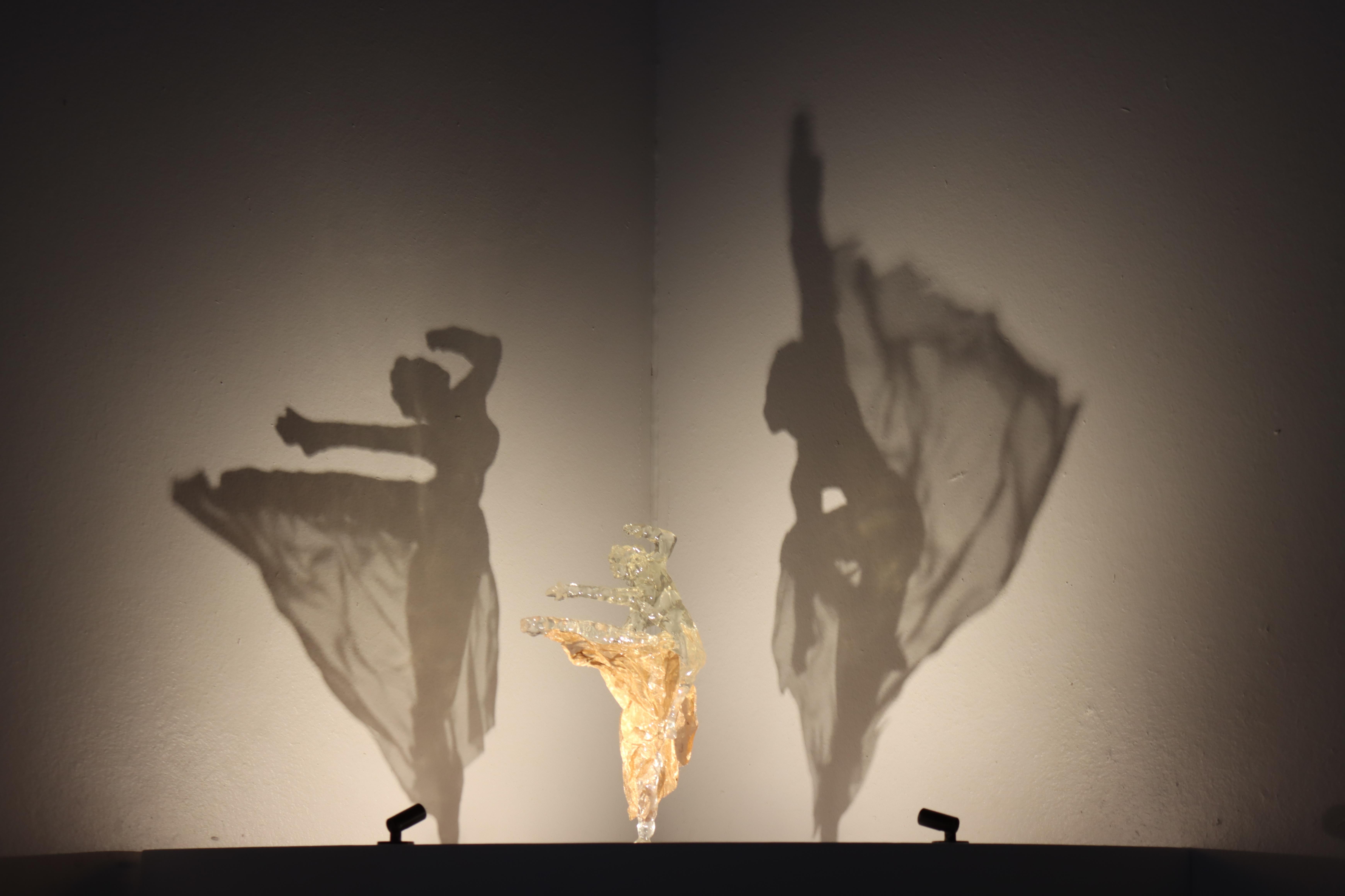 Tiny Dancers V - escultura figurativa de resina y luz - obra de arte contemporánea - Sculpture Contemporáneo de Will Budgett
