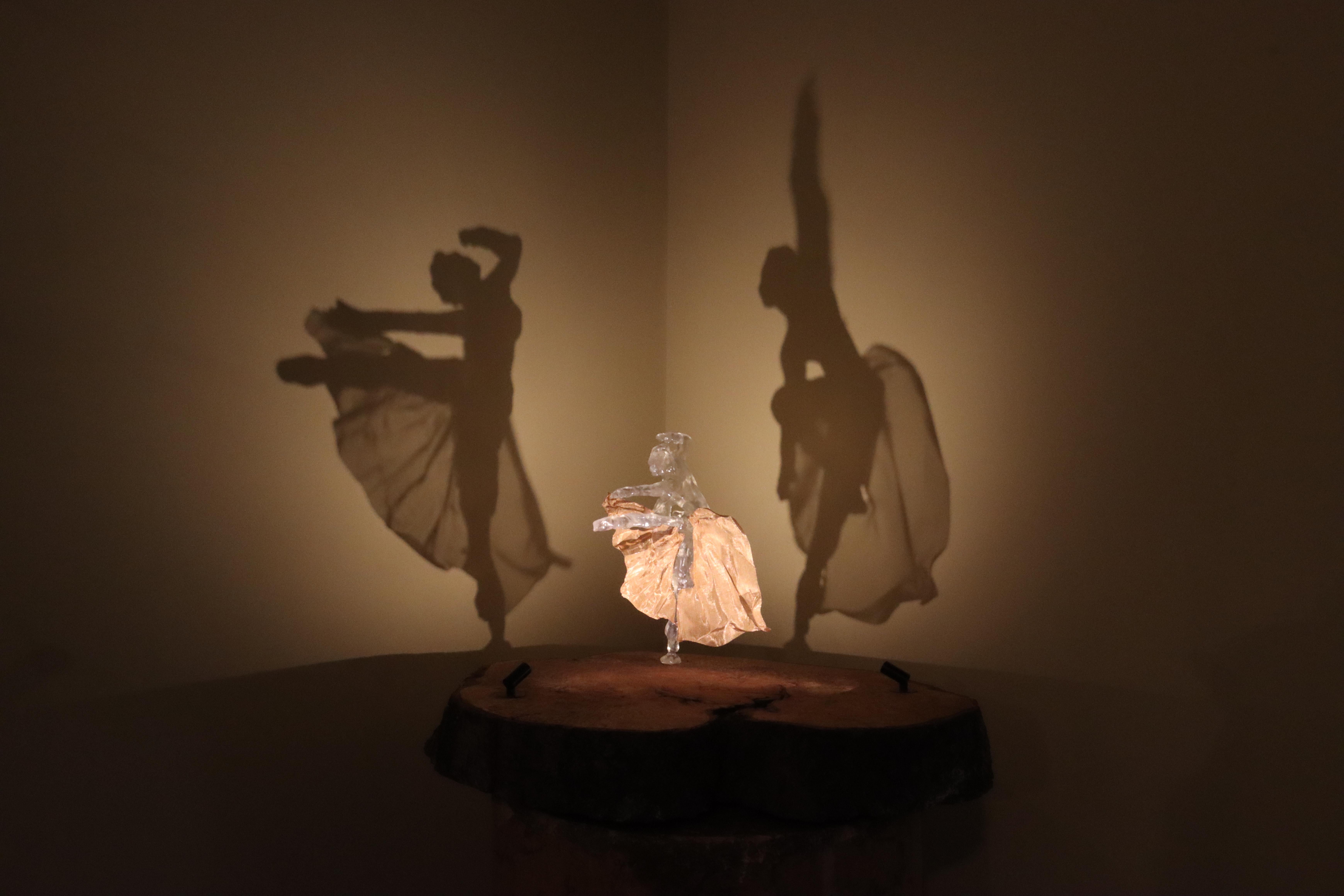 Tiny Dancers V - escultura figurativa de resina y luz - obra de arte contemporánea - Abstract Sculpture Negro de Will Budgett