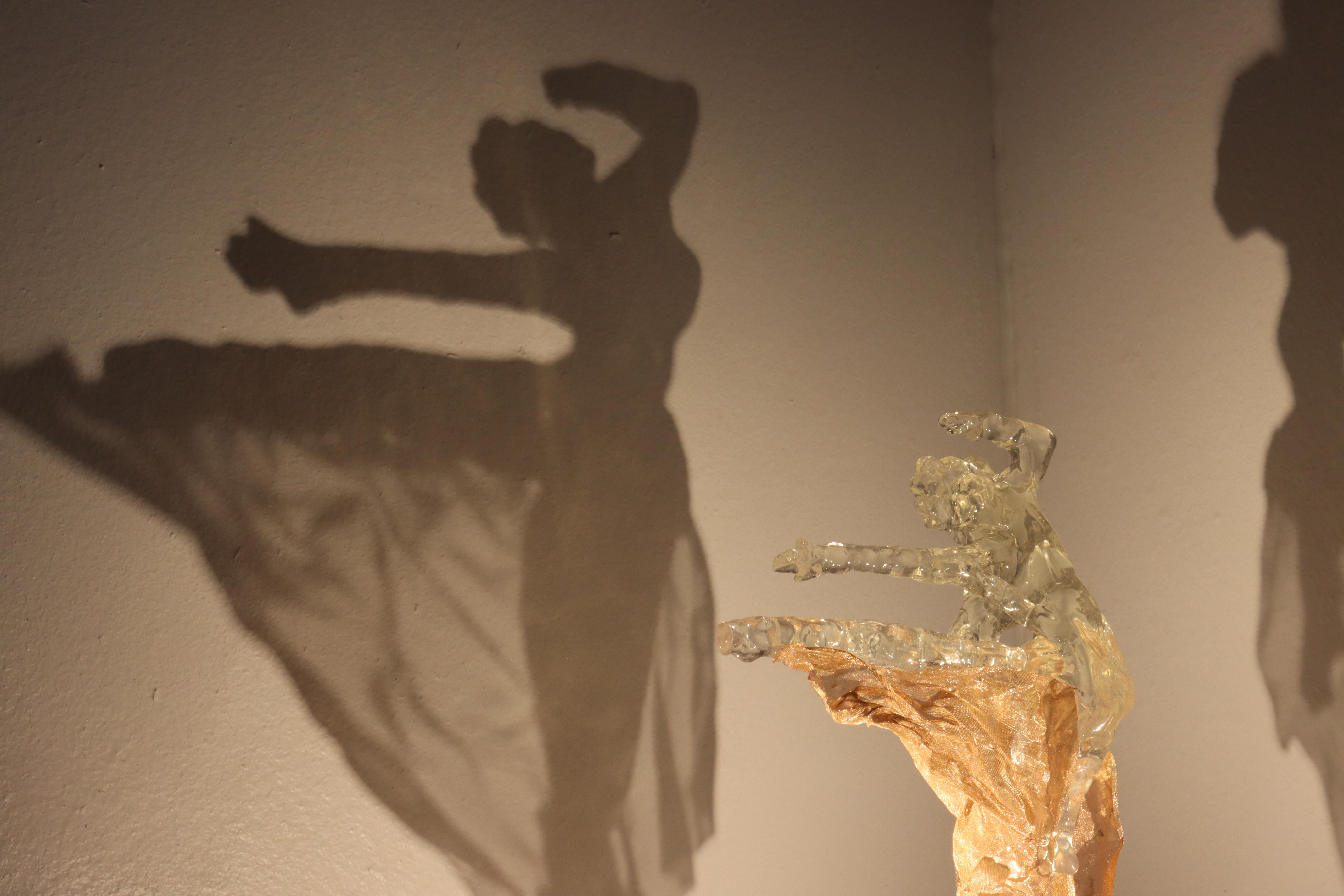 Tiny Dancers V - escultura figurativa de resina y luz - obra de arte contemporánea en venta 1