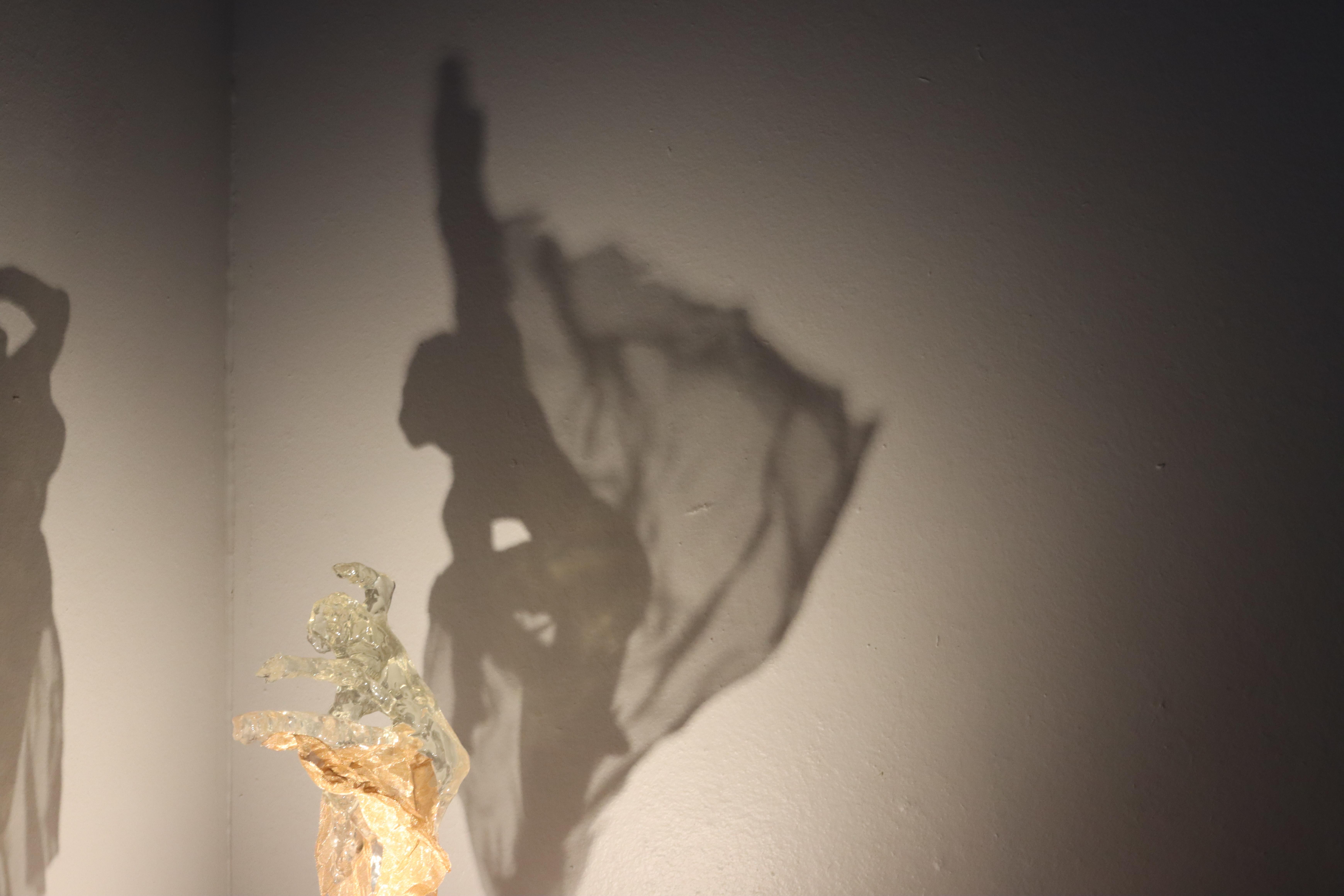 Tiny Dancers V - escultura figurativa de resina y luz - obra de arte contemporánea en venta 2