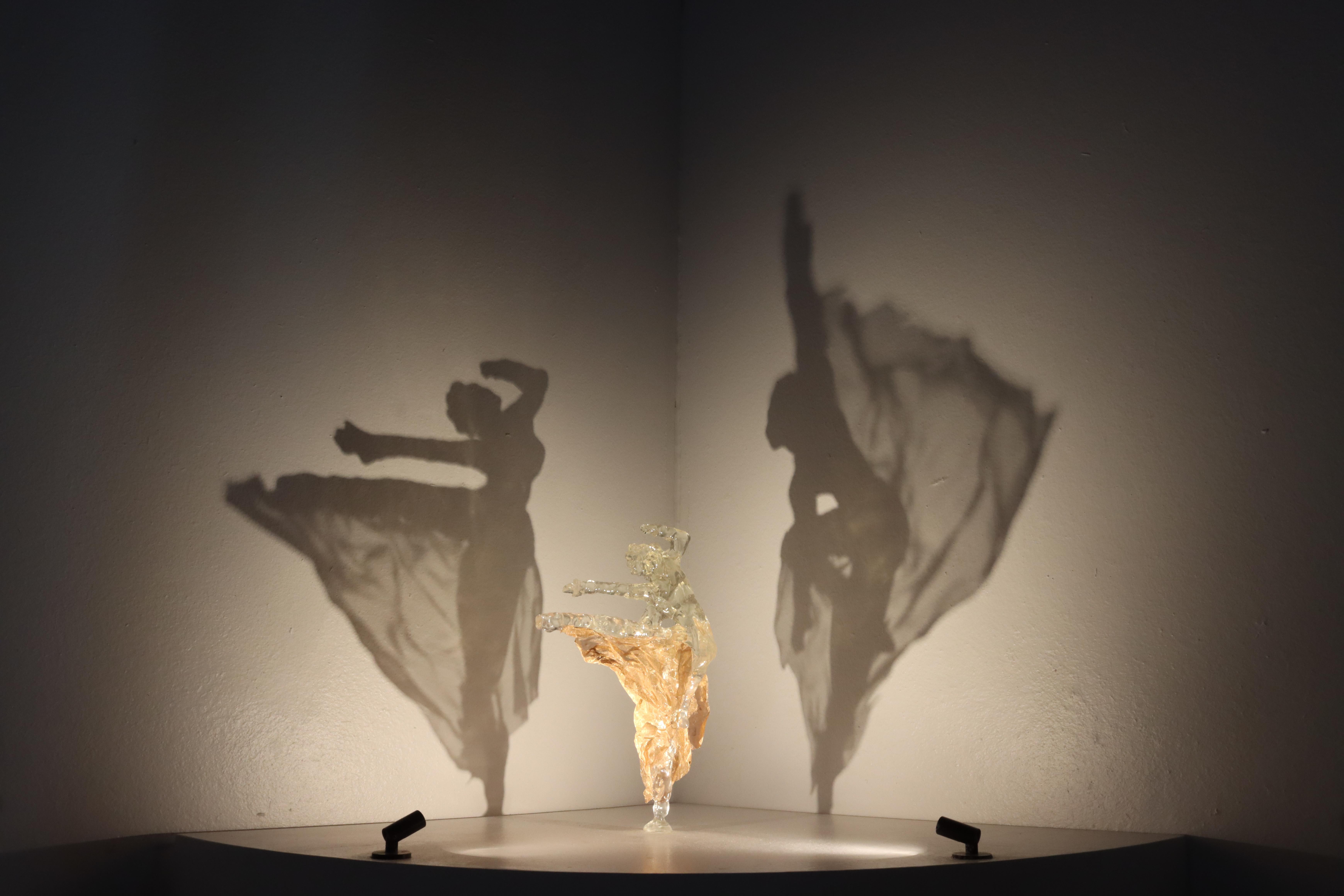 Abstract Sculpture de Will Budgett - Tiny Dancers V - escultura figurativa de resina y luz - obra de arte contemporánea