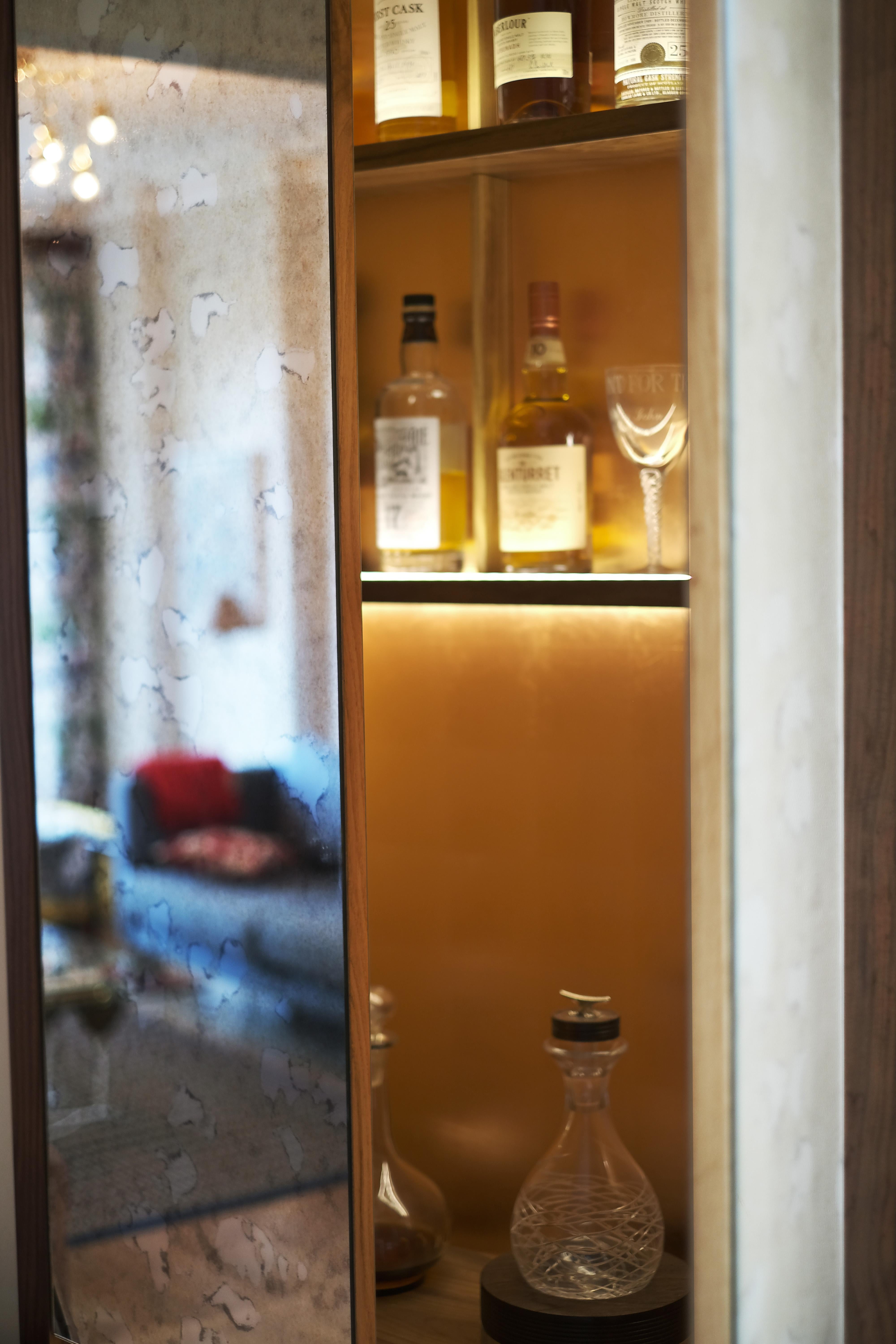 Drinks Cabinet In Burr Oak Veneer, Clear Mirror And Copper Leaf In New Condition For Sale In London, GB