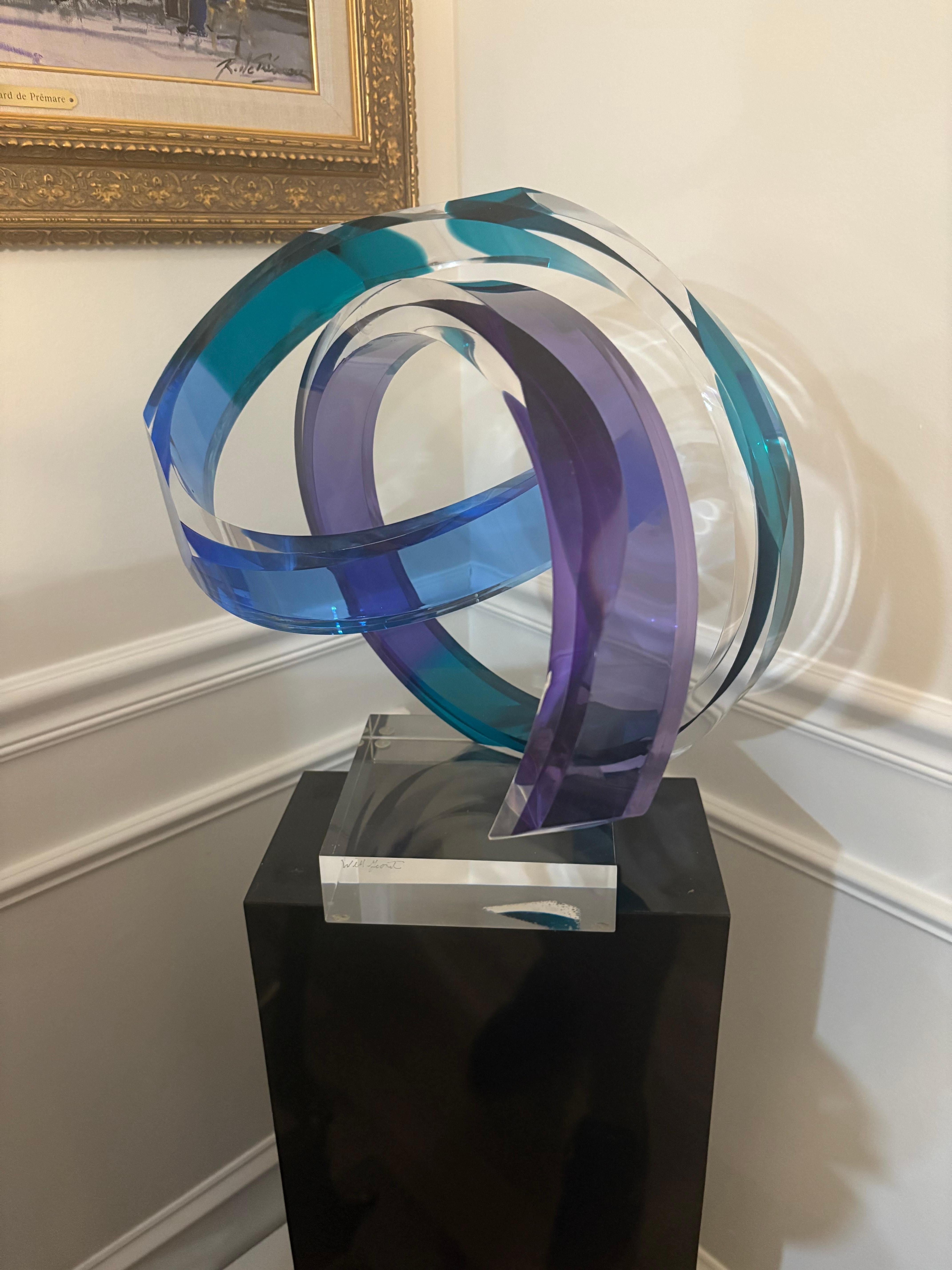 "Escultura abstracta de lucita acrílica"