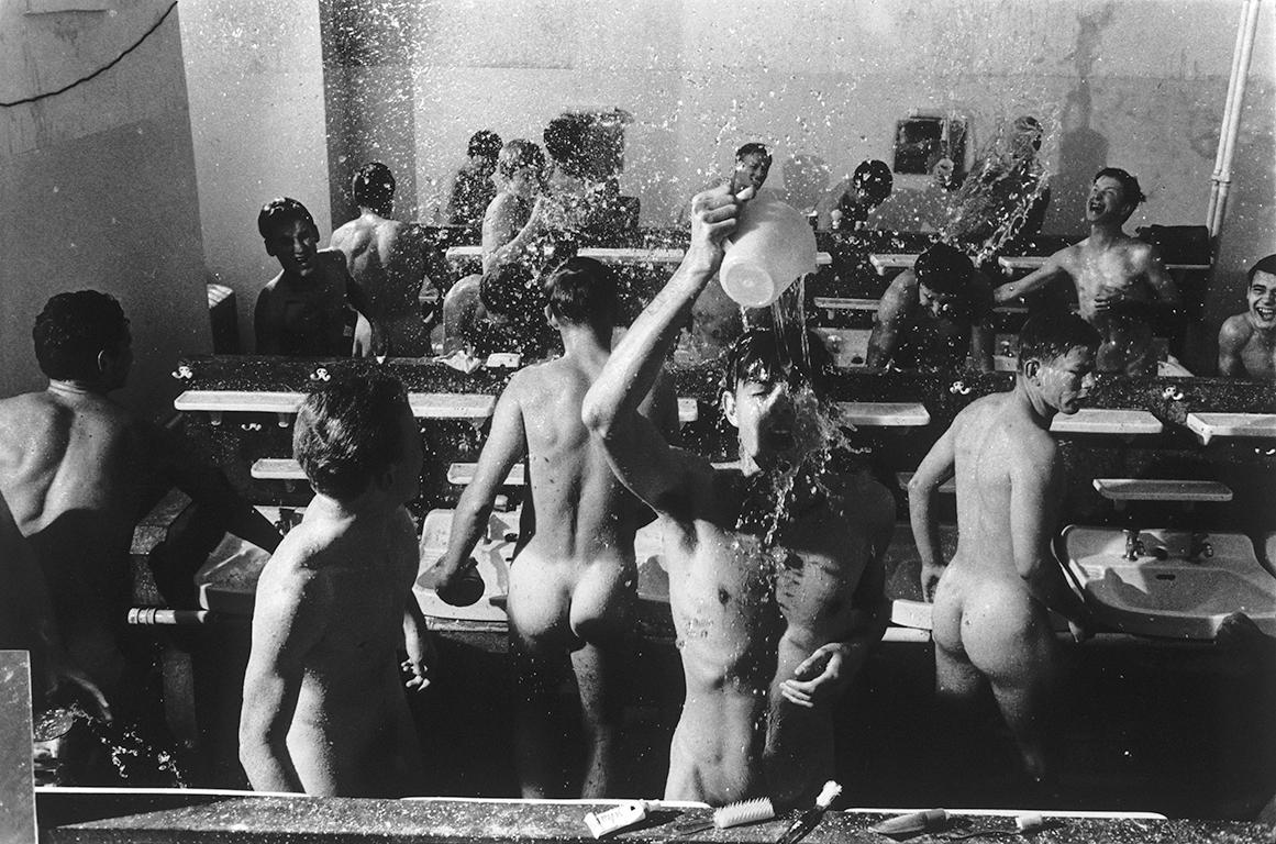 Will McBride Black and White Photograph - Jungen schmeissen Wasser auf sich